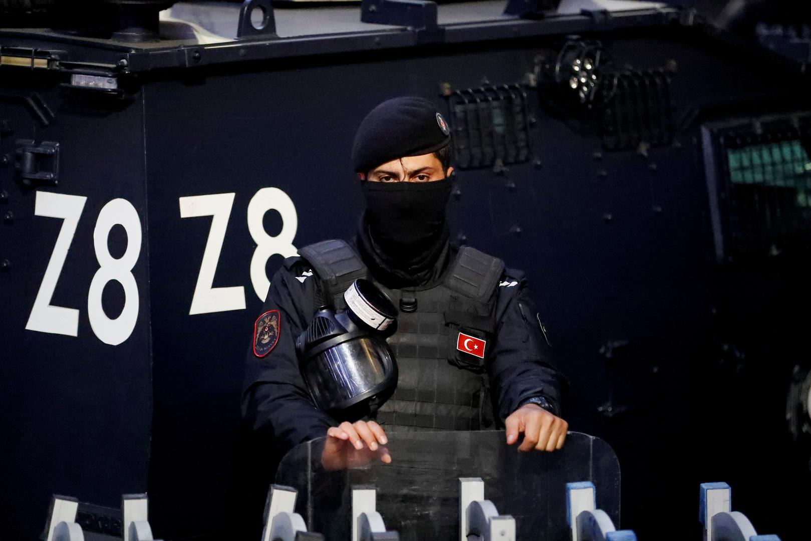 A police officer stands guard after an explosion on busy pedestrian Istiklal street in Istanbul, Turkey, November 13, 2022. REUTERS/Kemal Aslan Photo: KEMAL ASLAN/REUTERS