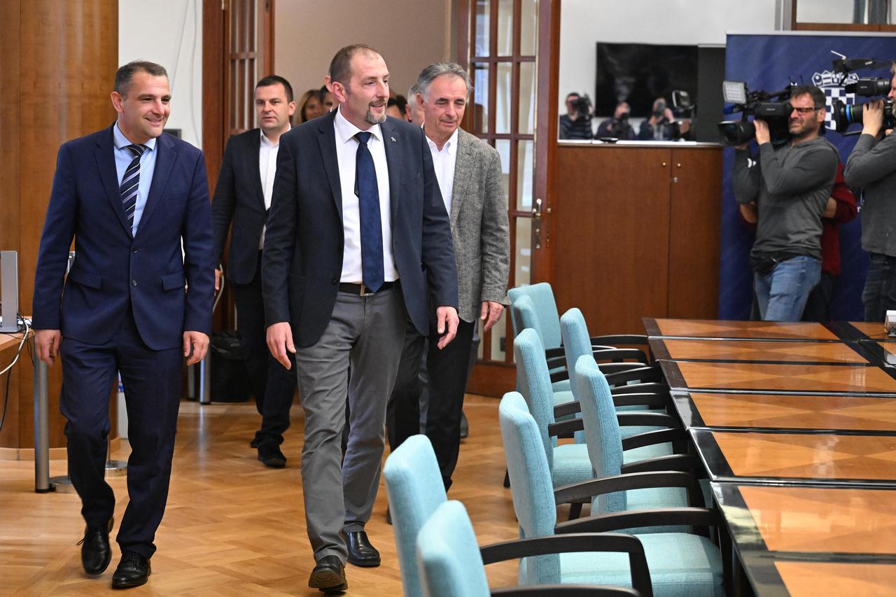 Zagreb: Predaja lista saveza 12 stranaka za Europski parlament