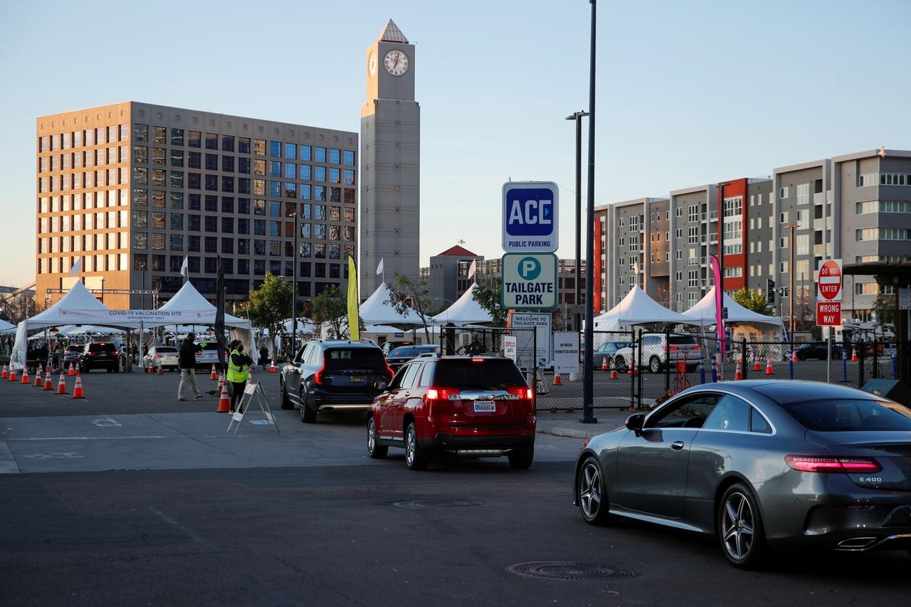 "Vaccination super station" opens for healthcare workers in San Diego