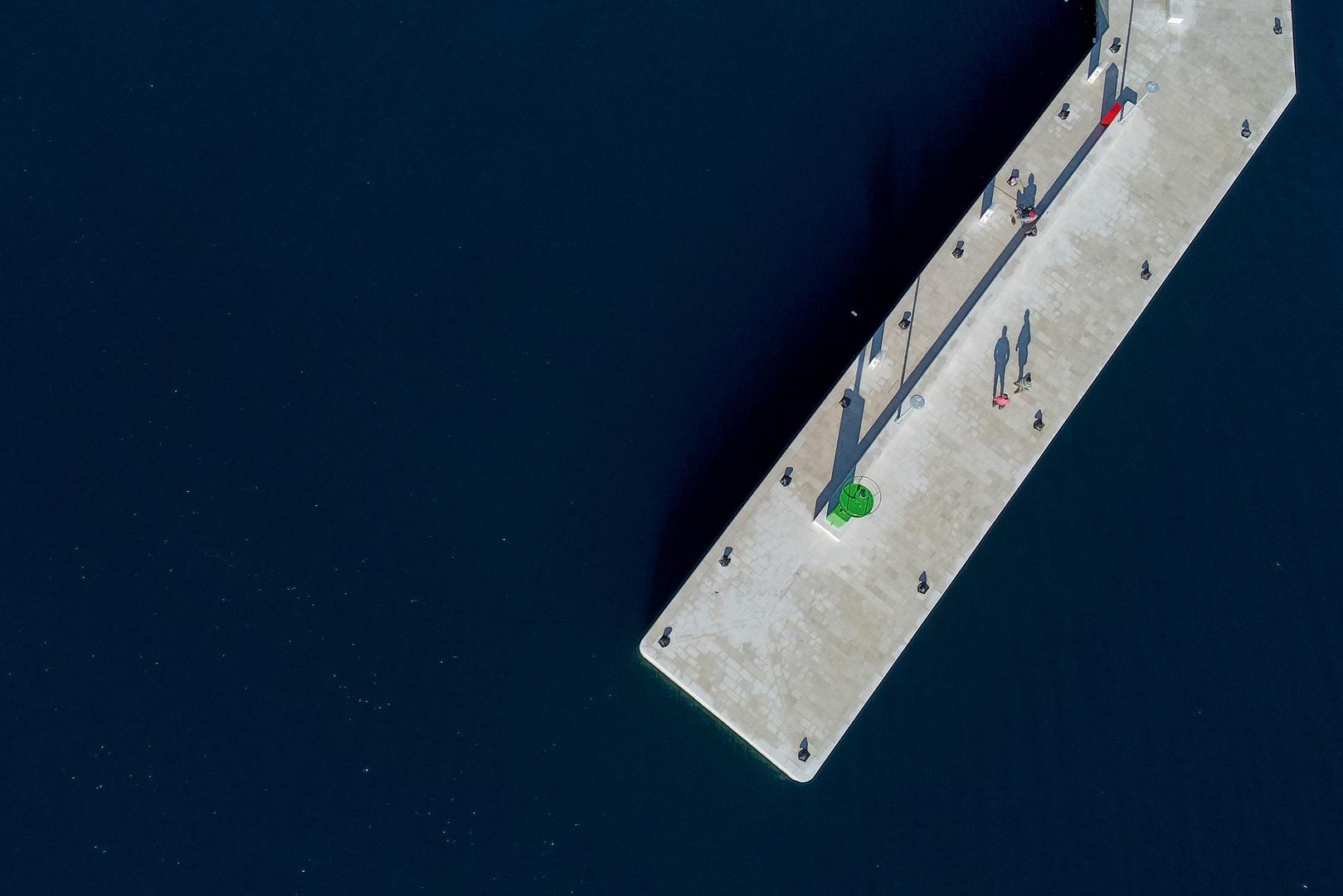 Lokalne vlasti ističu važnost ove investicije za otočane, naglašavajući da je luka Sali od životnog značaja za lokalno stanovništvo. Novi lukobran osigurava sigurnost i zaštitu saljskom pristaništu, čime se osigurava kontinuirana povezanost i olakšava život otočana. Svake godine, sve veći broj nautičara odabire Sali kao svoju omiljenu destinaciju, a tijekom turističke sezone broj stanovnika povećava se sa dvije tisuće na 15 tisuća. 