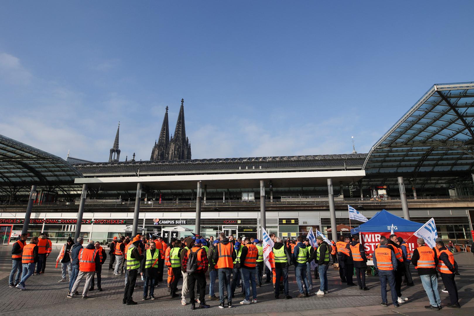 Railway workers protest in front of the Cologne Central Station during a nationwide strike called by the EVG rail and transport union over a wage dispute, in Cologne, Germany, April 21, 2023. REUTERS/Thilo Schmuelgen  REFILE - CORRECTING UNION NAME Photo: Thilo Schmuelgen/REUTERS