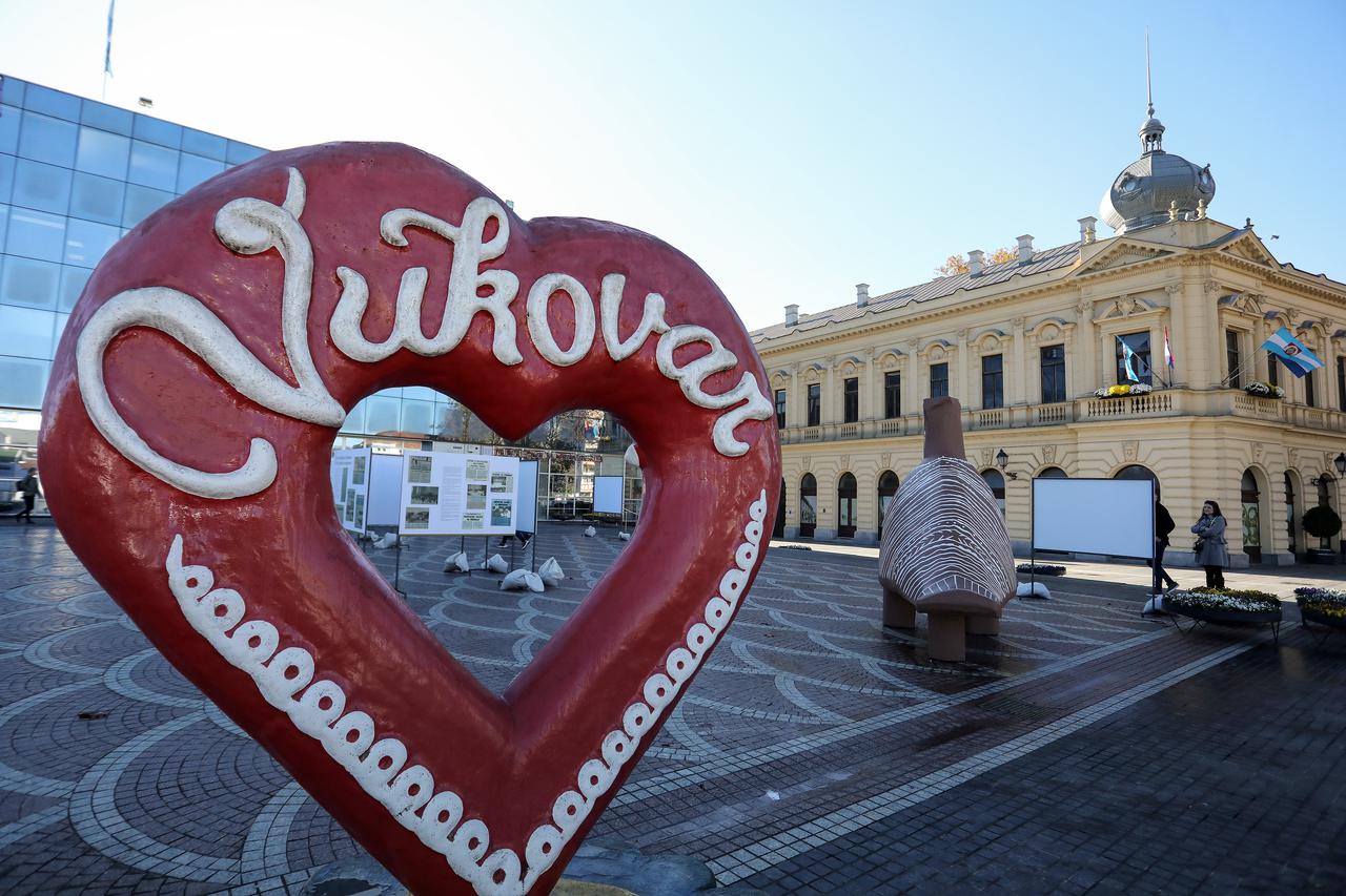 Vukovar: Postavljena izložba fotografija i tekstova iz nedavno objavljene monografije "Sjećanje na žrtvu Vukovara 1991."