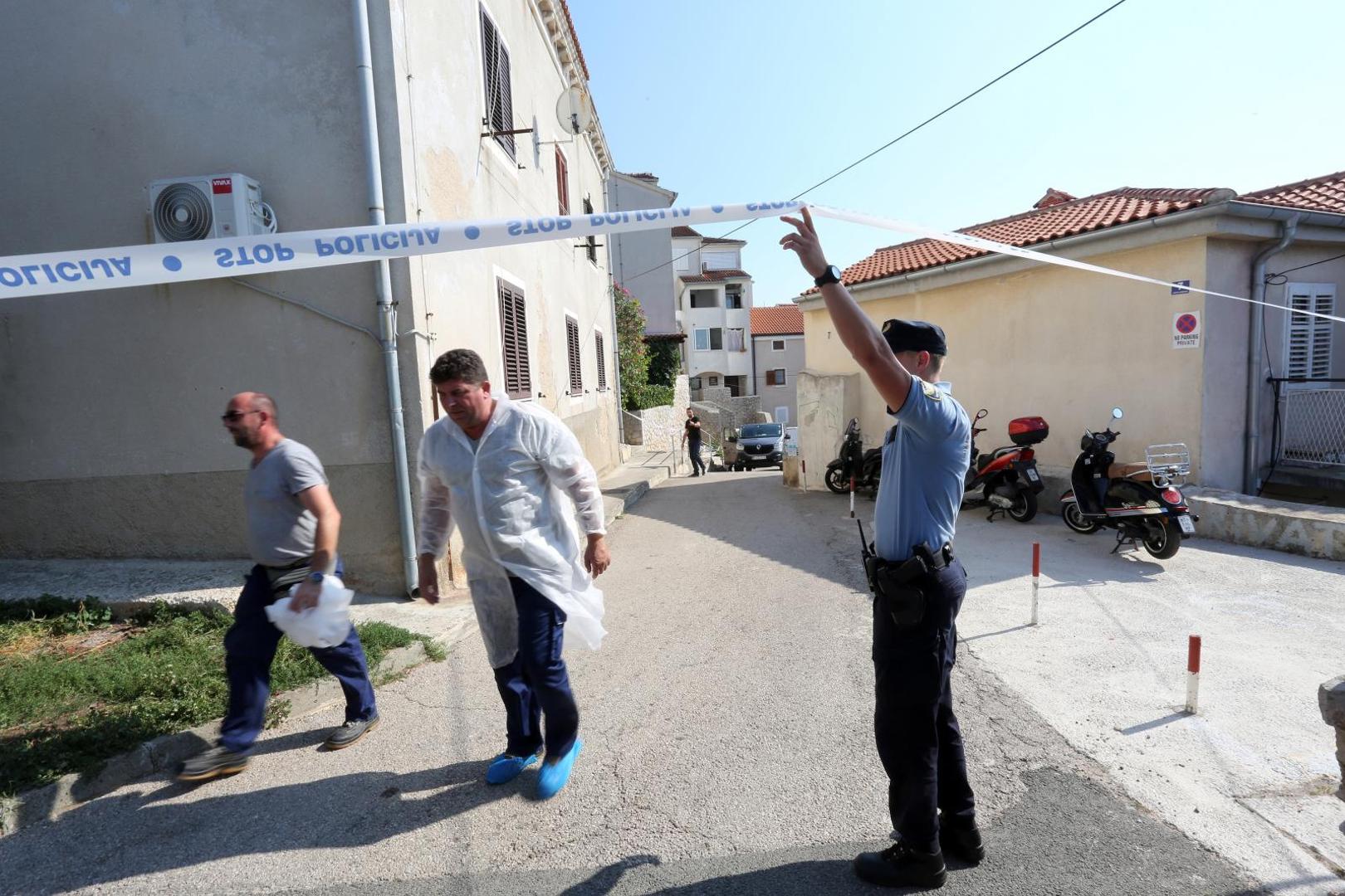 14.09.2020., Mali Losinj - Policija i iznosenje mrtve osobe iz stana u kojem se dogodilo ubojstvo i samoubojstvo. 
Goran Kovacic/PIXSELL