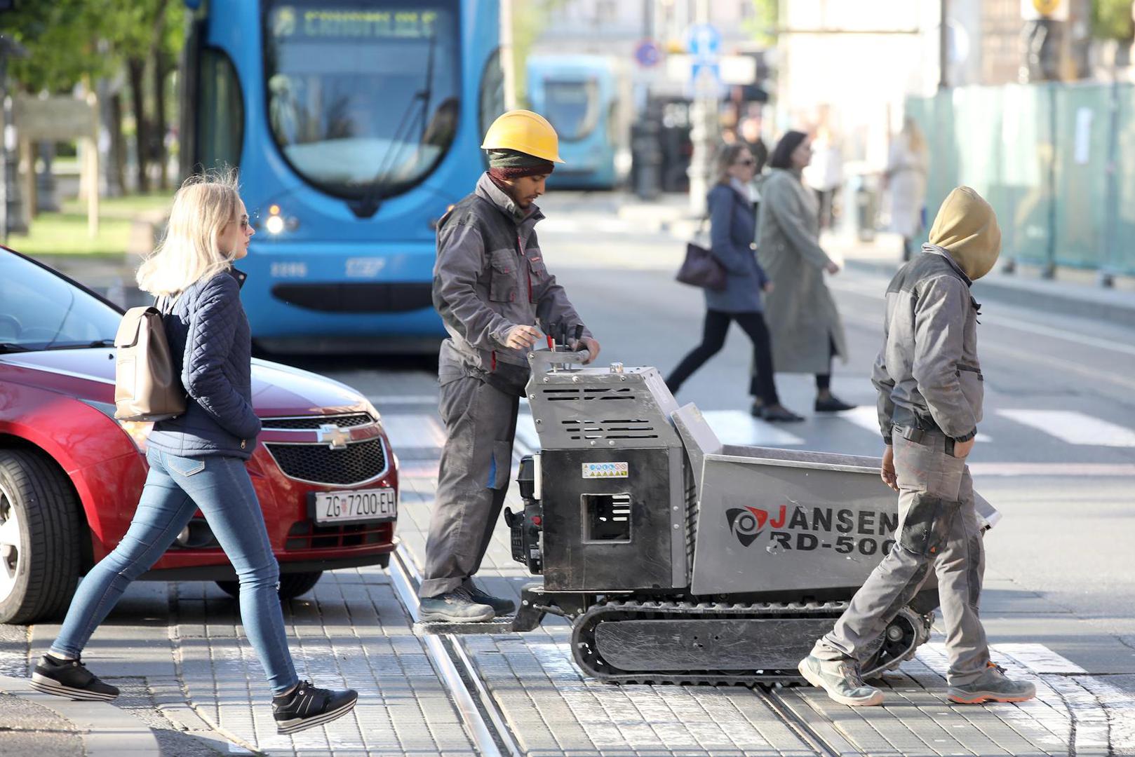 26.04.2023., Zagreb -  Kako se intenziviraju radovi na obnovi zagrepcani su vec navikli na brojne kamione i radne strojeve u prometu, ali se ipak ponekad vide i neobicne stvari poput ovog transportnog gusjenicara koji polako prelazi preko pjesackog prijelaza dok ide sa gradilista na gradiliste. 
 Photo: Patrik Macek/PIXSELL