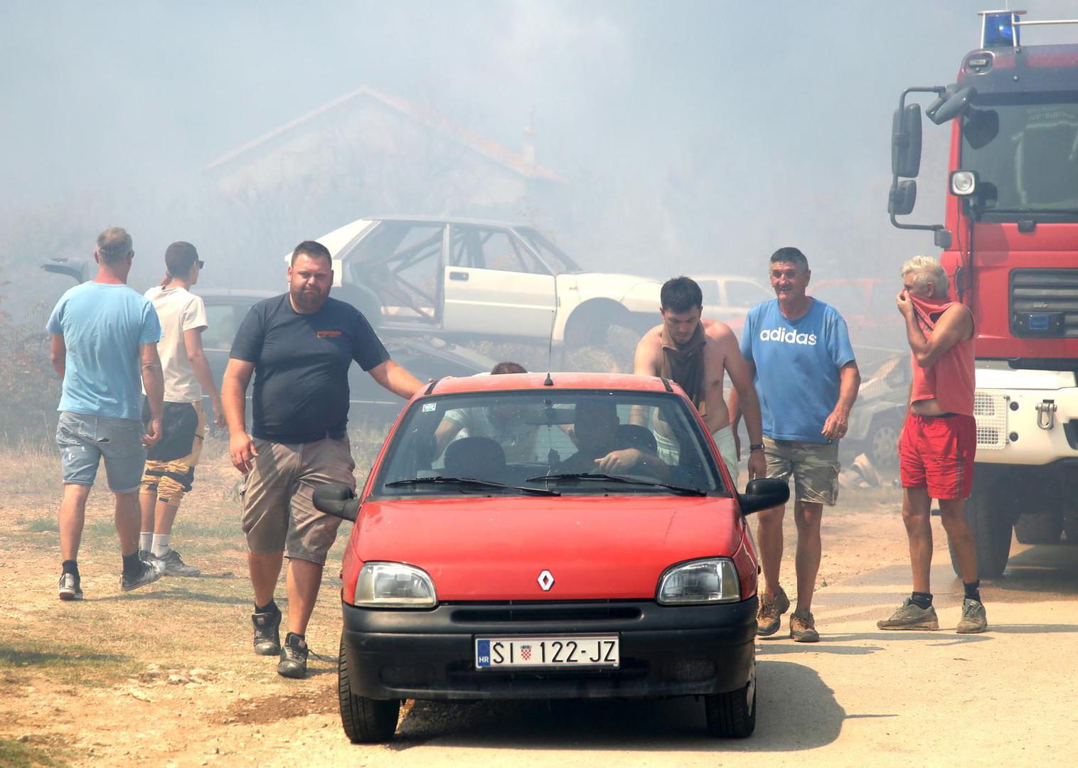 Na terenu je 125 vatrogasaca, 45 vozila i zračne snage. Požar na području Smokovića kod Zadra je u jednom trenutku ušao na područje vojarne, ali je širenje požara zaustavljeno