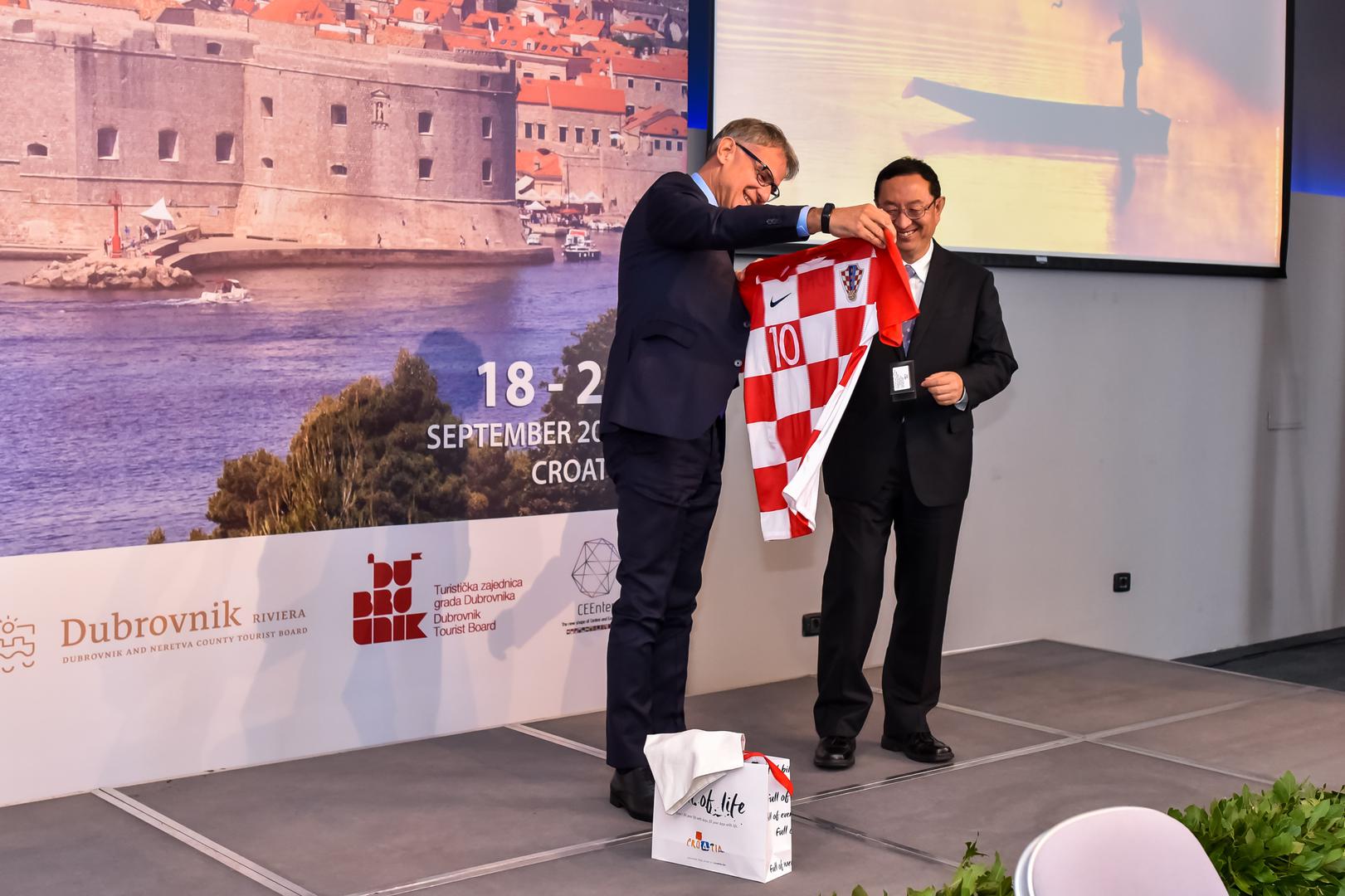 Konferencija „Kina + 16“ za turizam: u Dubrovniku su, uz ministra turizma Garija Cappellija i kineskog kolegu Luo Shuganga, predstavnici Albanije, BiH, Bugarske, Crne Gore, Češke, Estonije, Latvije, Litve, Mađarske, Makedonije, Poljske, Rumunjske, Slovačke, Slovenije i Srbije