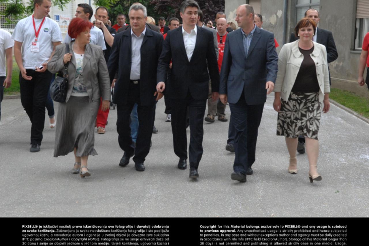 '15.05.2013. Krapina - Predsjednik Vlade RH Zoran Milanovic druzio se s gradjanima gdje je dao potporu kandidatu za zupana Zeljku Kolaru i kandidatu za gradonacelnika Zeljku Pavicu. Photo: Matija Topo