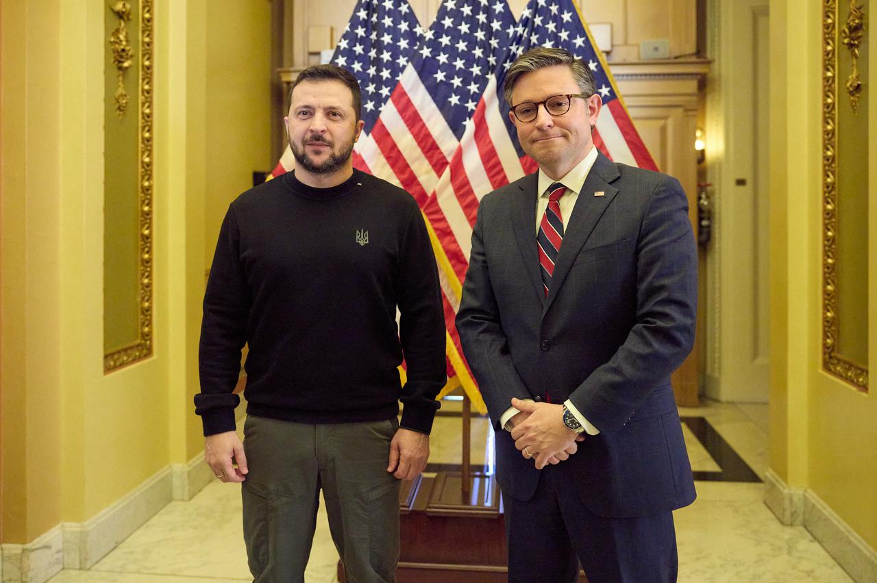 Le président ukrainien Volodymyr Zelensky a rencontré pour la première fois le président de la Chambre des représentants Mike Johnson