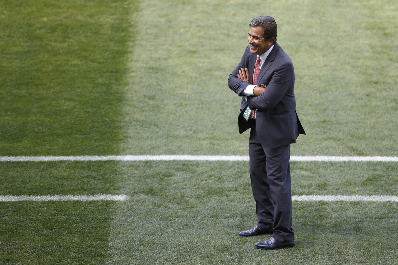 Costa Rica's coach Jorge Luis Pinto smiles as he stands on the side of the pitch during the team's 2014 World Cup Group D soccer match against England at the Mineirao stadium in Belo Horizonte June 24, 2014. REUTERS/Leonhard Foeger (BRAZIL  - Tags: SOCCER