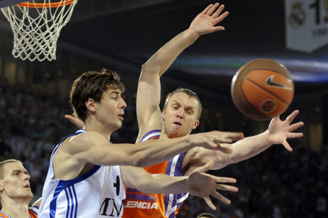 'Real Madrid\'s Croatian center Ante Tomic (L) vies with Power Elec. Valencia\'s Serbian forward Dusko Savanovic (R) during the Euroleague playoffs game 5 basketball match Real Madrid vs Power Valenci