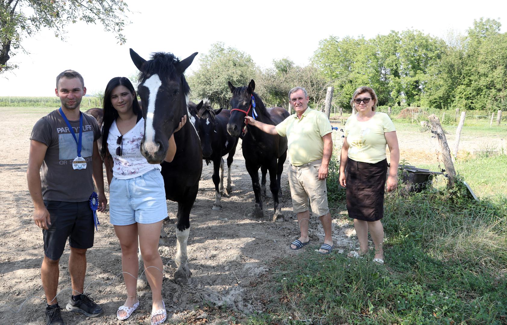 VI RADE SVE pa Marko kosi,
balira i pripremi sve za sjetvu,
tata Ivica brine o zaštiti bilja,
budući punac kombajnira i
popravlja mehanizaciju, Klaudija
hrani, čisti i timari konje, a na
mamu Grozdanu pali su kućni
poslovi
