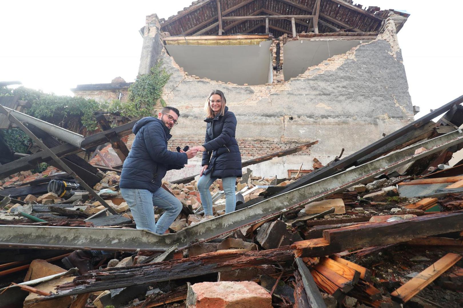 09.01.2021., Petrinja - Dean Jadanic zaprosio je Anu Krznarevic usred rusevina grada nakon potresa. 
Photo: Sanjin Strukic/PIXSELL