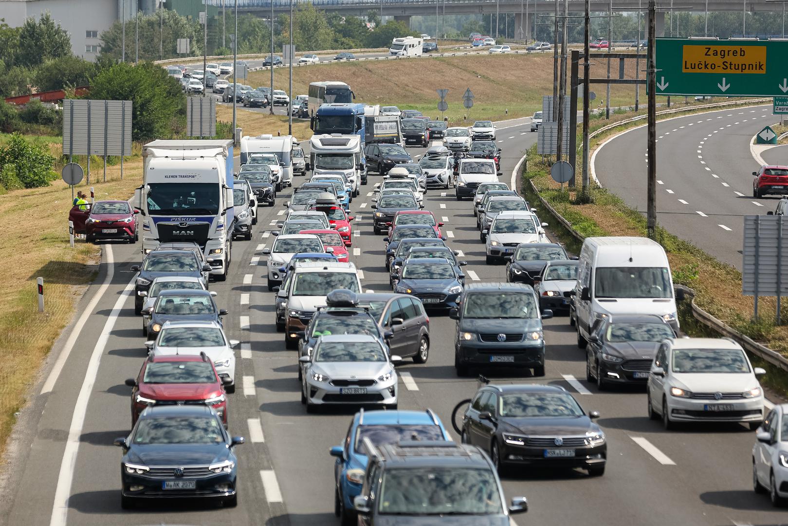 Ako je na autocesti gužva ili zastoj budite strpljivi i nikako ne pomišljajte na vožnju u zaustavnom traku, što je jedna od najopasnijih radnji na autocesti. Zasigurno je svaki vozač koji se našao u koloni koja stoji na autocesti pomislio kako bi bilo sjajno da u tom trenutku obiđe kolonu praznim zaustavnim prometnim trakom, a vjerojatno ste nekad i vidjeli da to neki vozači i čine. Ne pokušavajte!
I to ne samo zbog kazne od 260 eura, već zbog svoje i tuđe sigurnosti, jer za ozbiljnu nesreću je dovoljno da jedan od vozača u koloni pomisli isto što i vozač koji pretječe po zaustavnom traku ili se samo želi propisno zaustaviti u zaustavnom traku