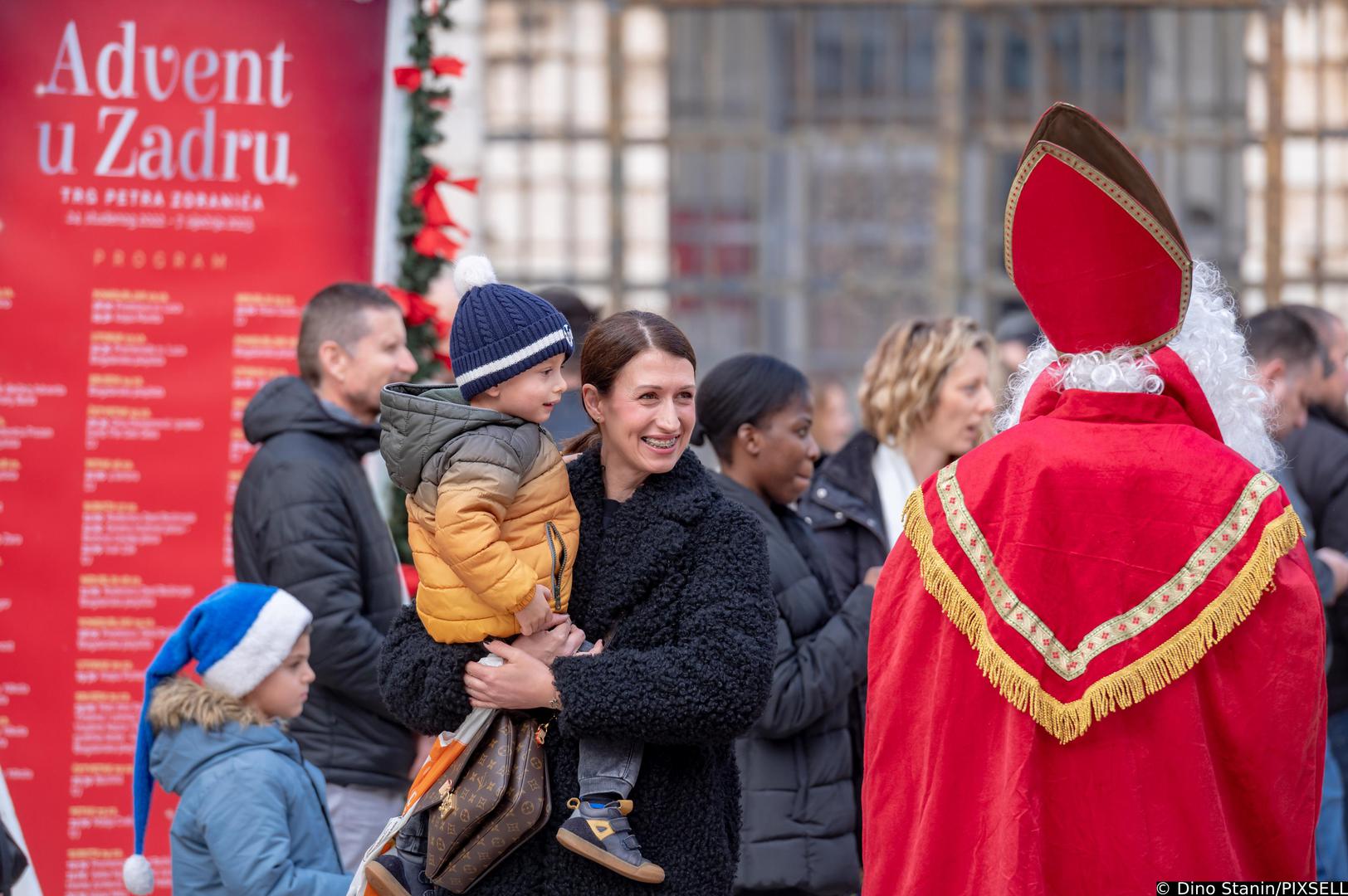 31.12.2022., Zadar - Nekoliko stotina malisana pustanjem balona proslavilo je Djecju Novu godinu u podne na Narodnom trgu.  Photo: Dino Stanin/PIXSELL