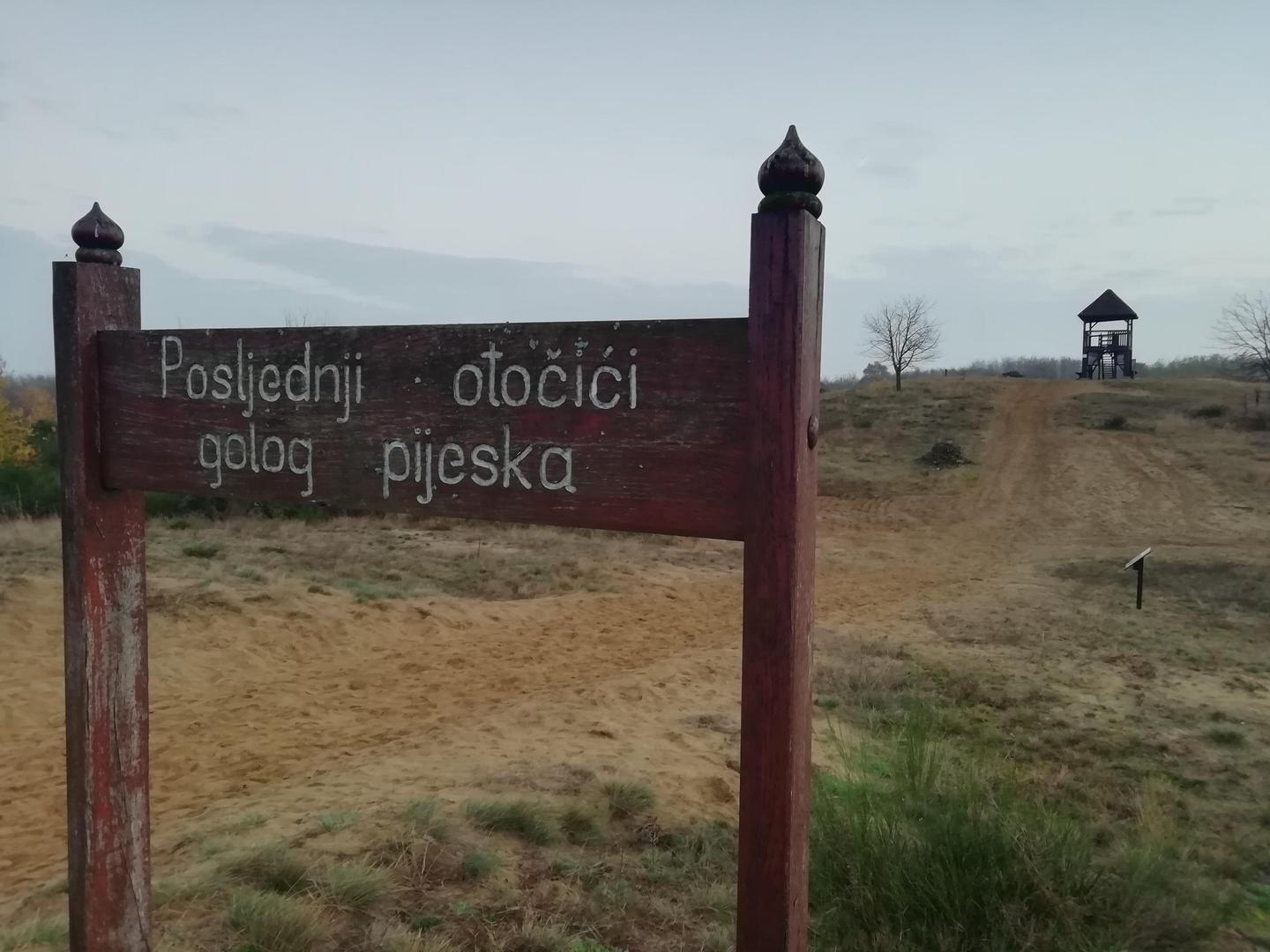 Neka četiri kilometra u smjeru Kalinovca nalaze se “Posljednji otočići golog pijeska”. Tamo ima mjesta za parkiranje na makadamu od kojeg kreće poučna staza