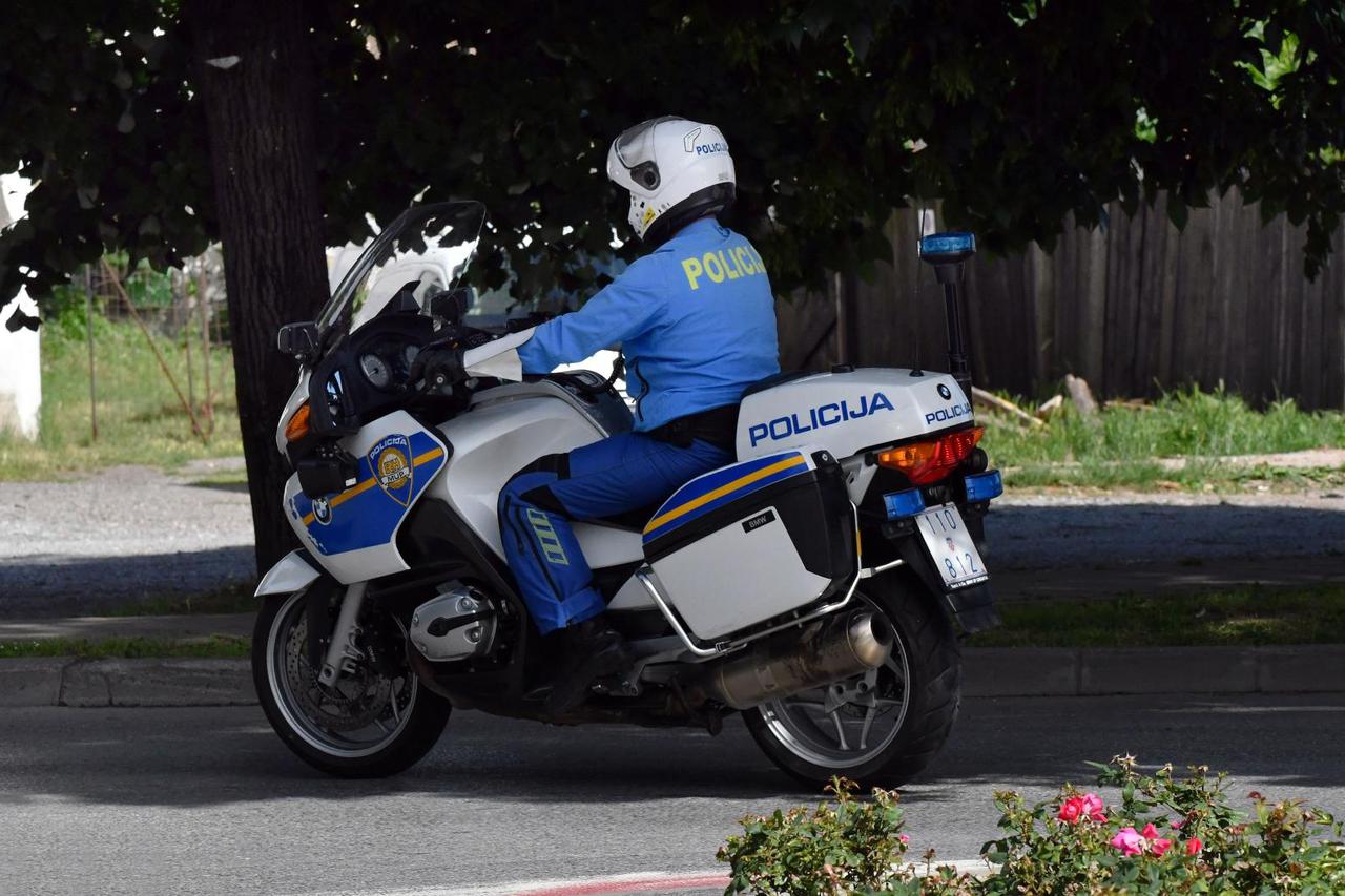 Policajac na motoru