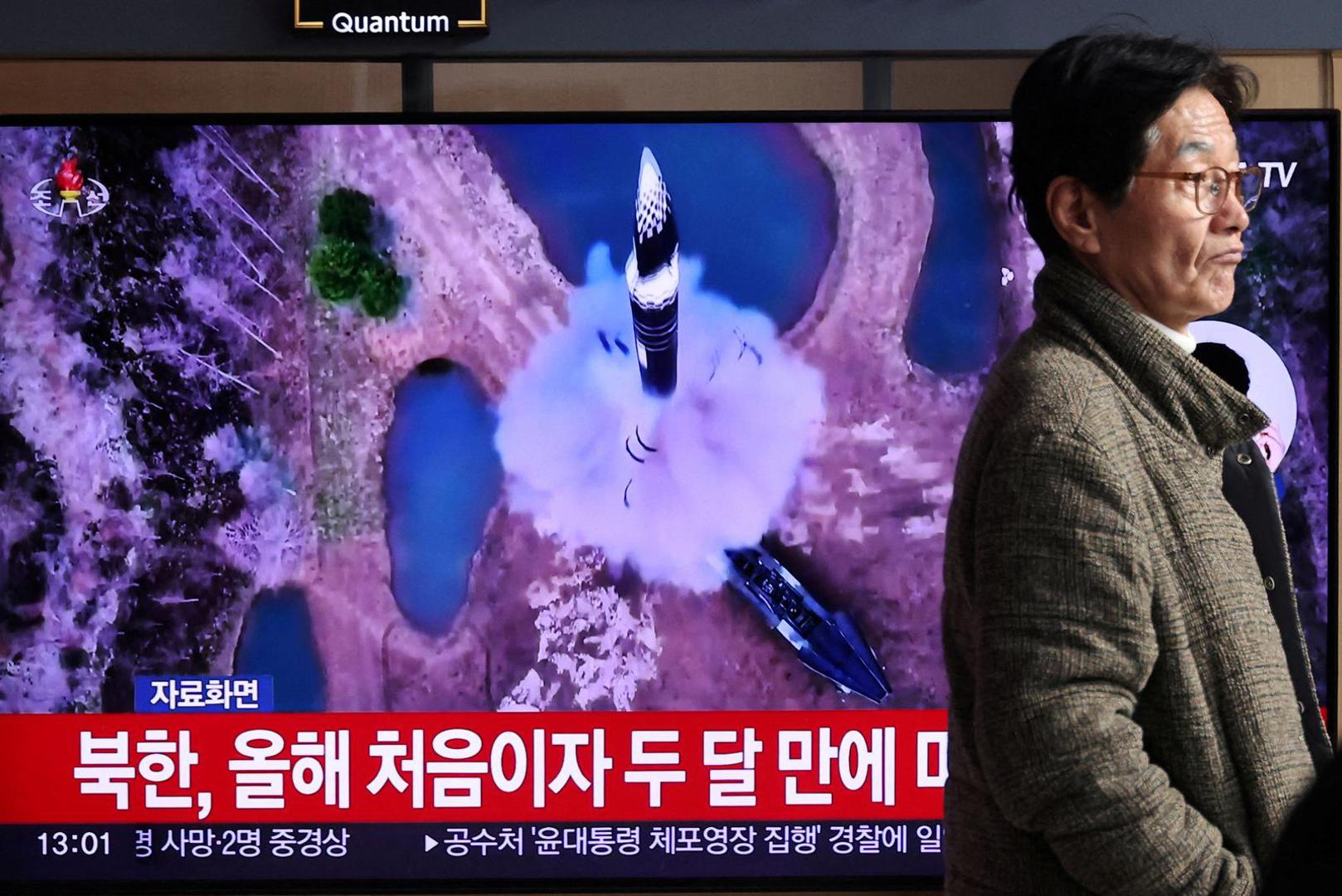 A man walks past a TV broadcasting a news report on North Korea firing a ballistic missile out to sea off its east coast, in Seoul, South Korea, January 6, 2025.    REUTERS/Kim Hong-Ji     TPX IMAGES OF THE DAY Photo: KIM HONG-JI/REUTERS