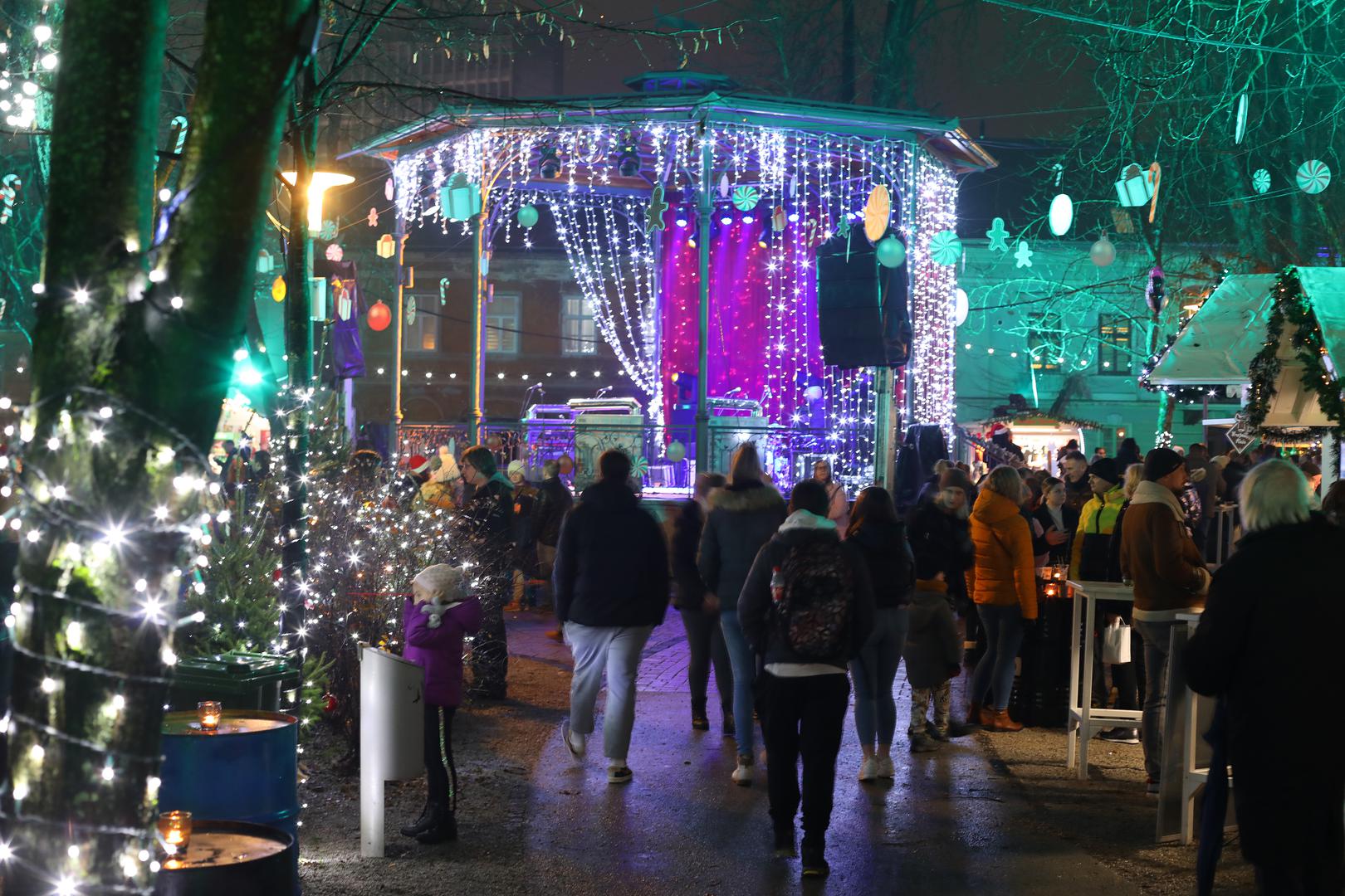 16.12.2022., Karlovac - Svecano otvorenje manifestacije Advent u Karlovcu. Osim bogate ugostiteljske i zabavne ponude po prvi puta posjetitelji ce u sklopu Adventa moci uzivati na klizalistu i sanjkalistu. Photo: Kristina Stedul Fabac/PIXSELL