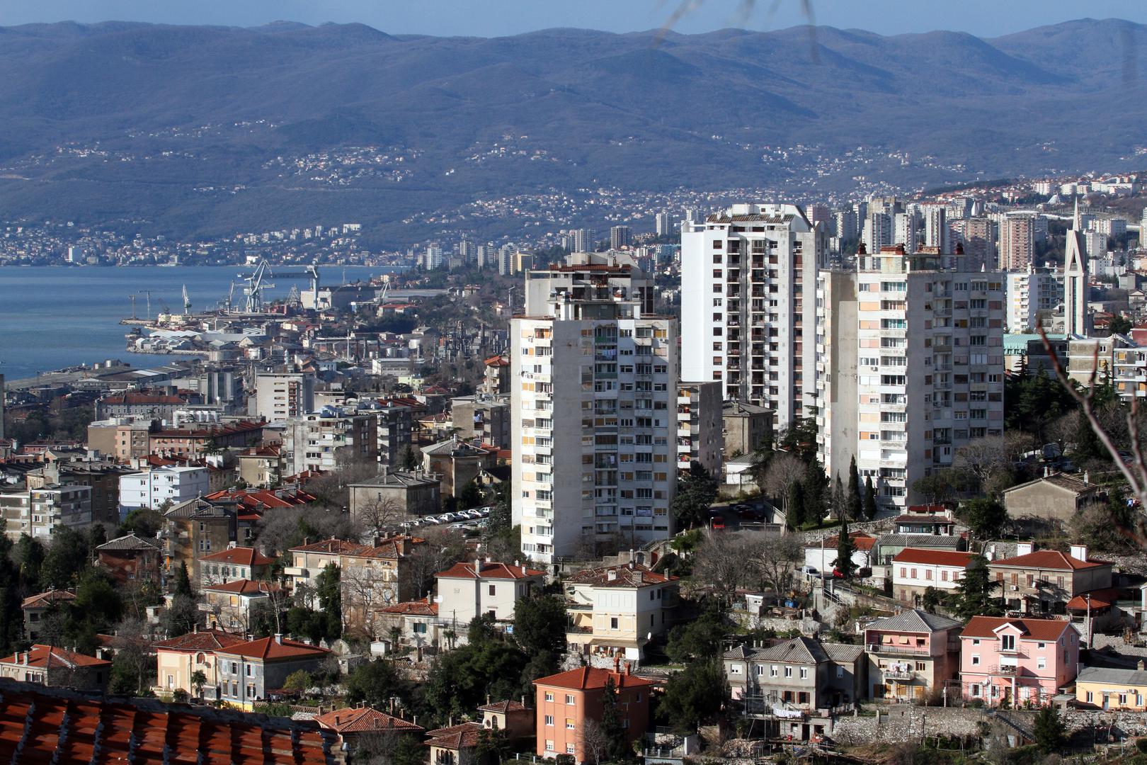 Rijeka, glavni grad županije, najveća je hrvatska luka i važno industrijsko središte.