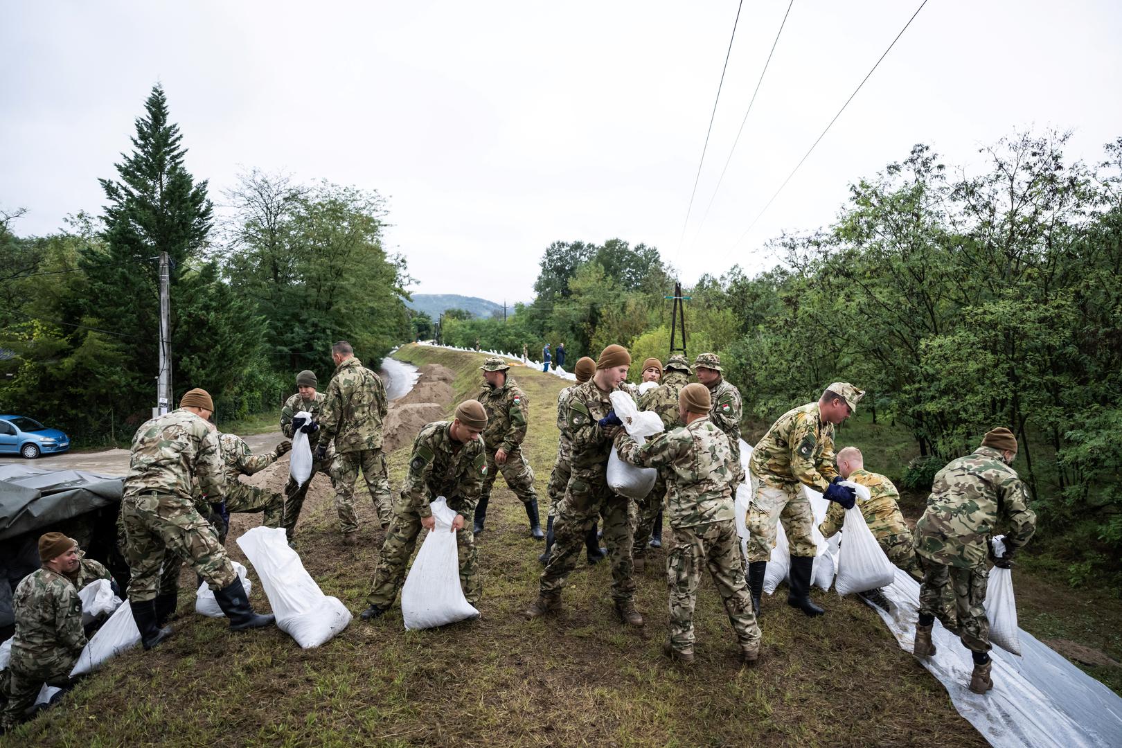 Soldiers carry sandbags to strengthen the dam along the river Danube in Pilismarot, Hungary, September 16, 2024. REUTERS/Marton Monus Photo: MARTON MONUS/REUTERS