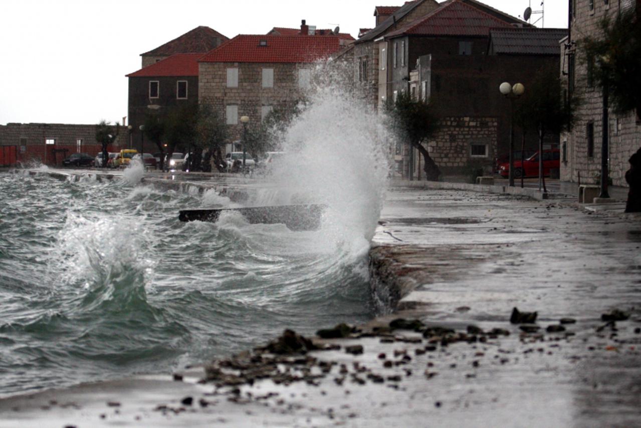 \'unutrasnja-22.10.2009.,Split,Hrvatska -Kastelanskom rivom obalom Kralja Tomislava samo su hrabri danas mogli proci pjeske, a ni u automobilima nisu najbolje prosli . Valovi noseni jakim jugom udaral