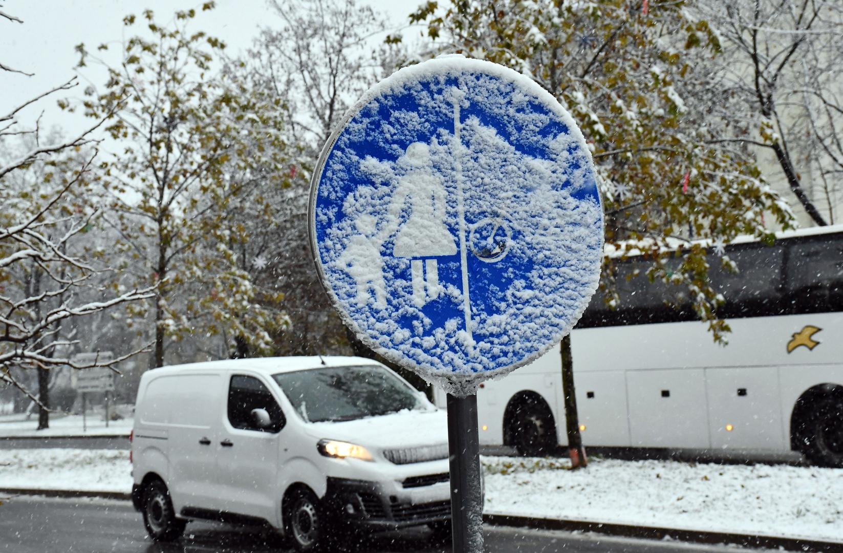 Inače, sutra na istoku Hrvatske se očekuje maksimalna temperatura do 6°C tijekom dana, kao i stabilno vrijeme bez upozorenja DHMZ-a, pa se vjeruje da bi se današnji snijeg do sutra već mogao otopiti. 