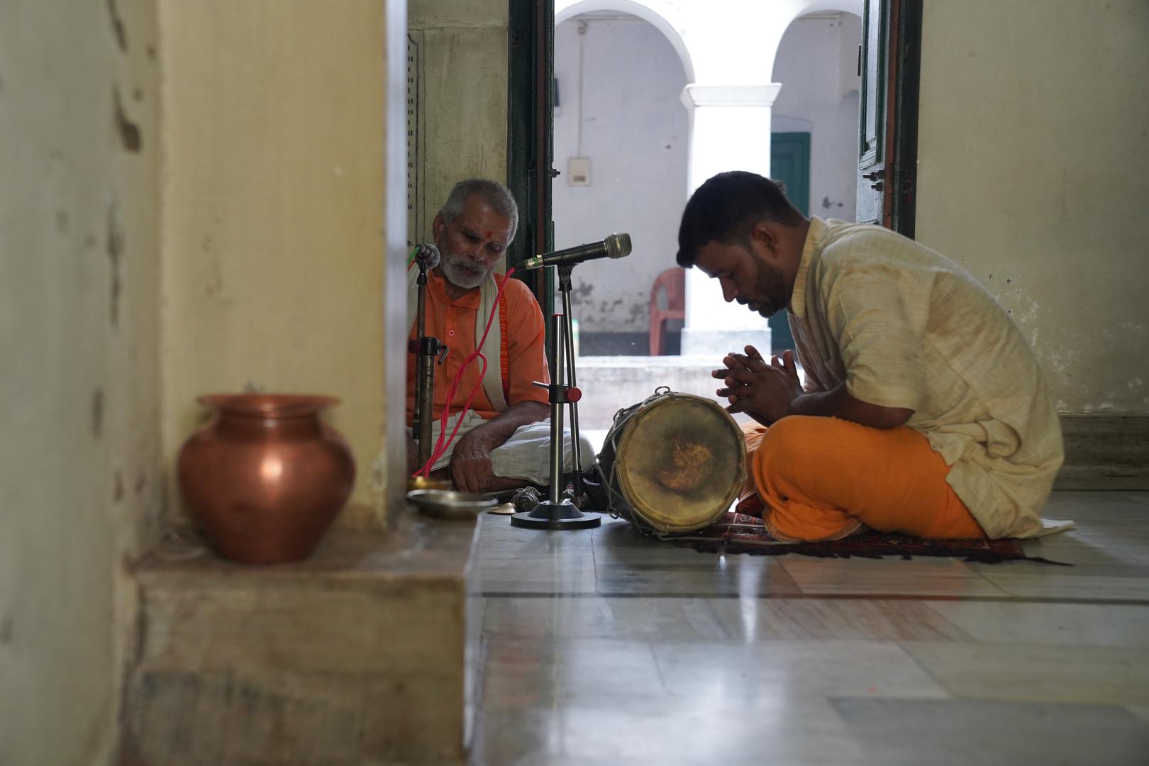 19 July 2024, India, Varanasi: The Hindu priest Kalikant Dubey and another priest sing pious songs for the dying in the Mukti Bhawan (House of Salvation) every day. Photo: Anne-Sophie Galli/dpa Photo: Anne-Sophie Galli/DPA