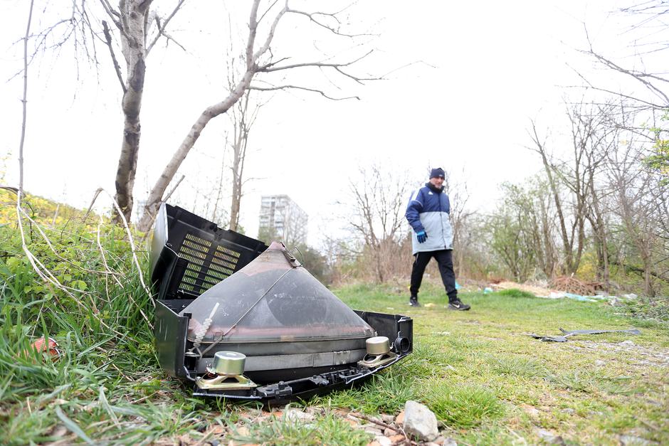 09.04.2015., Zagreb - Divlje odlagaliste otpada u sigetu iza crkve. Photo: Slavko Midzor/PIXSELL