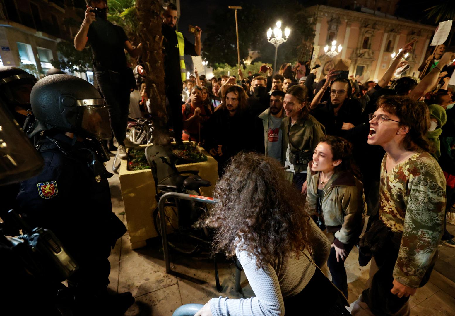 Demonstrators react in front of police officers in riot gear, as people protest against Valencia's regional leader Carlos Mazon and the management of the emergency response to the deadly floods in eastern Spain, in Valencia, Spain, November 9, 2024. REUTERS/Eva Manez Photo: Eva Manez/REUTERS