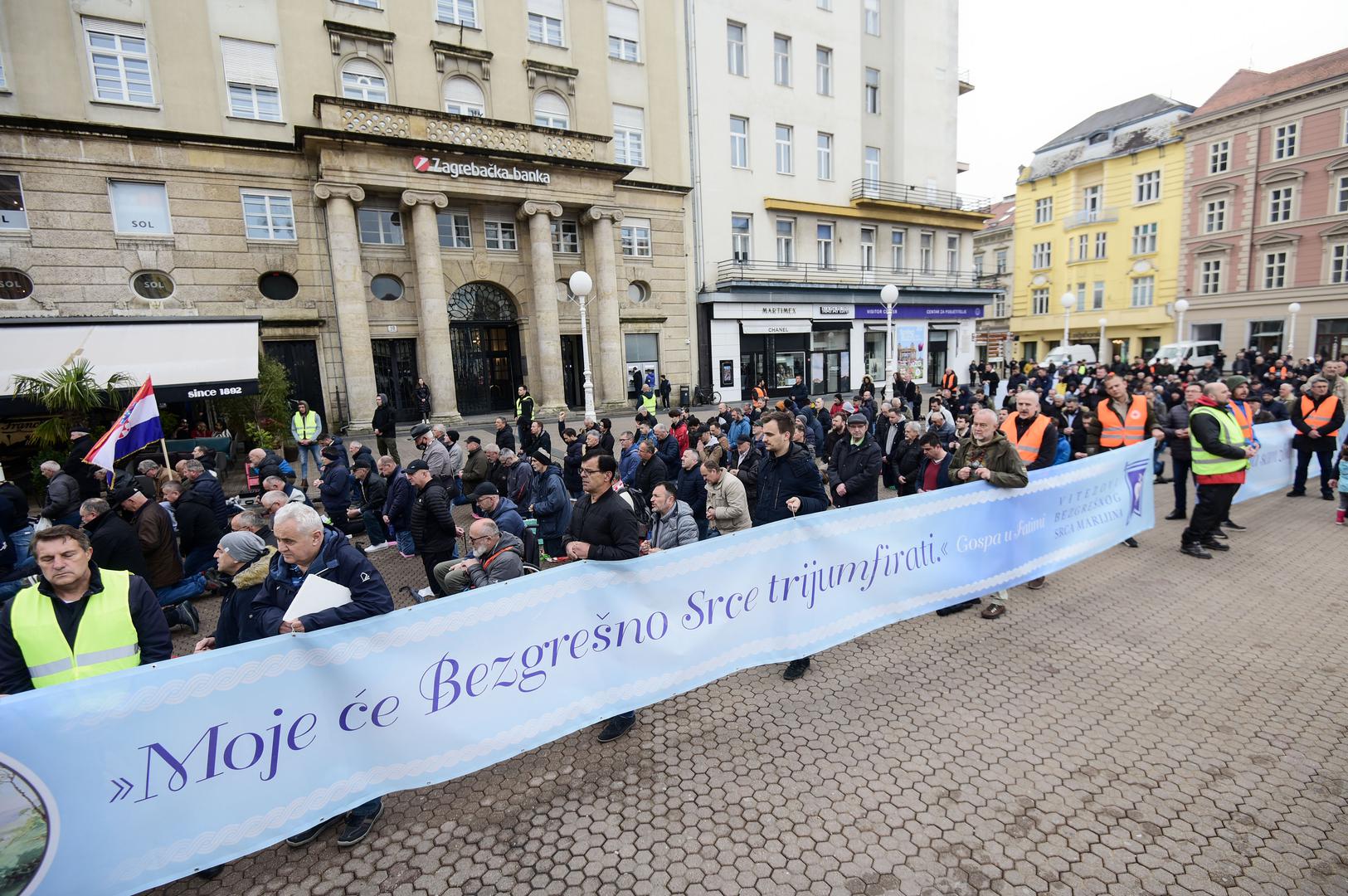 04.03.2023., Zagreb - Muskarci prve subote u mjesecu na muskoj molitvi krunice koja se odrzava na Trgu bana Josipa Jelacica gdje su i ove subote bilo ometanu od strane prosvjednika. Osim u Zagrebu, muskarci mole krunicu i u ostalih devet hrvatskih gradova.  Photo: Neva Zganec/PIXSELL