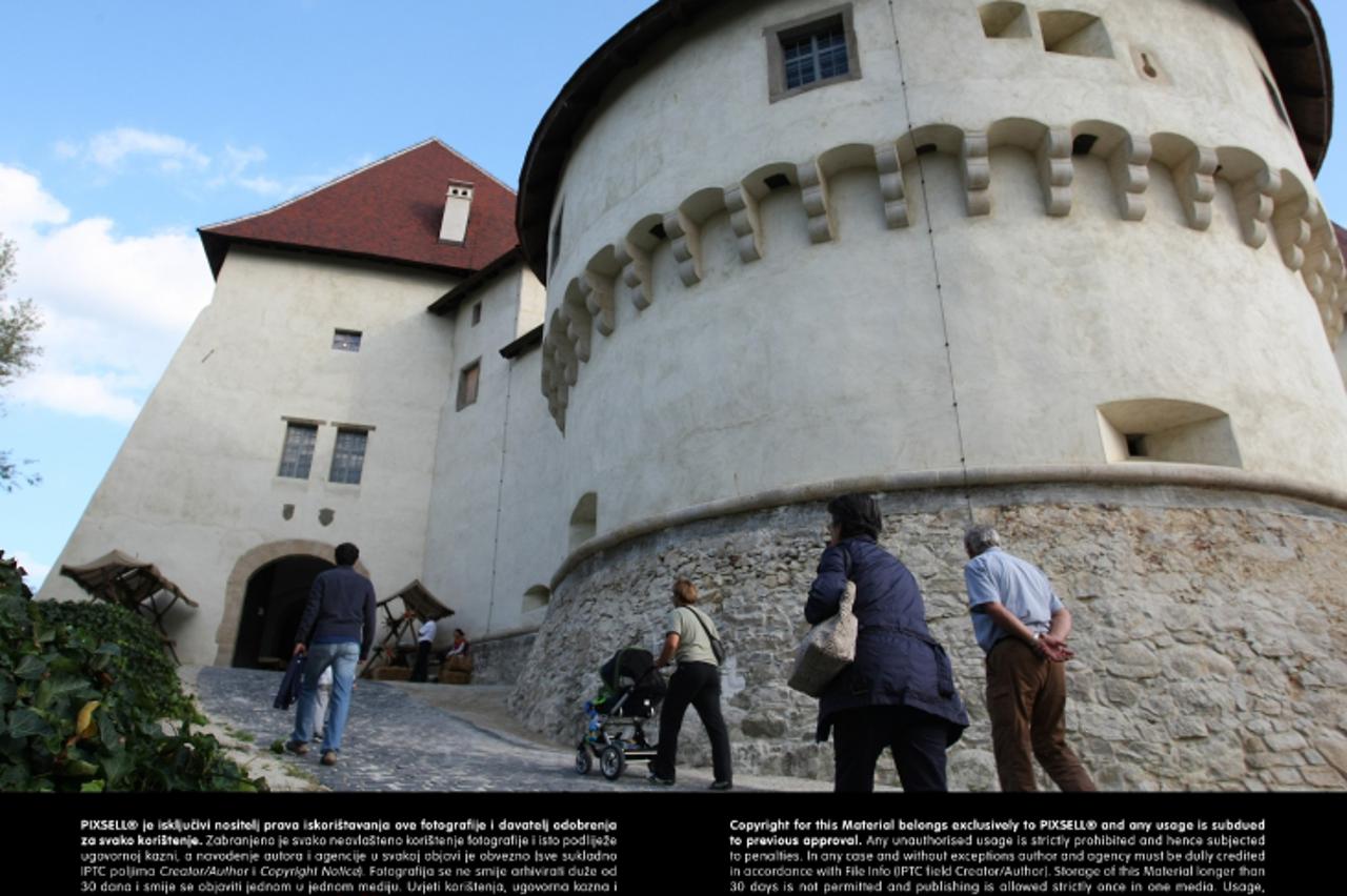 '15.09.2012., Desinic - Srednjovjekovne svecanosti u dvorcu Velikom Taboru - upoznavanje  vrsta i nacina izrade srednjovjekovnog oruzja i zastitne opreme, interaktivna radionica za djecu, stari zanati