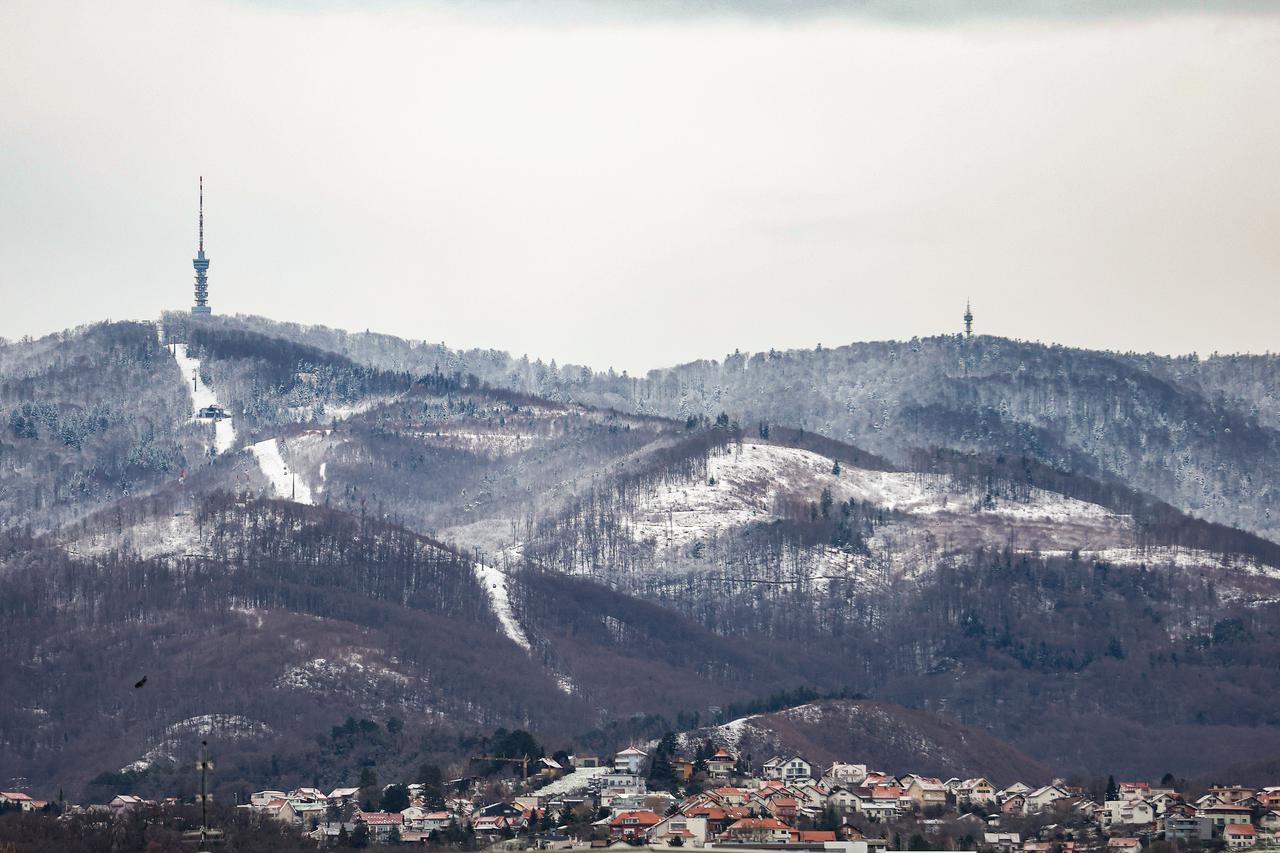 Pogled na Sljeme koje je prekrivene snijegom