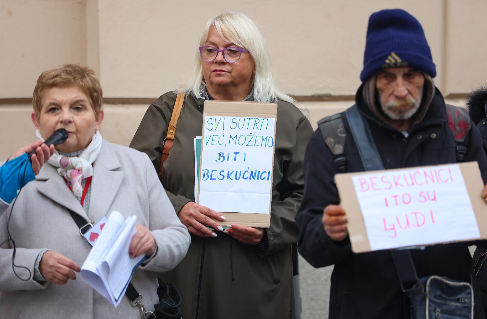  Riječ je o mirnom prosvjedu koju je organizirala inicijativa "Od srca do srca za beskućnike i potrebite", i to pod egidom "klupa nije krevet, ulica nije dnevni boravak, čekamo odgovore". 