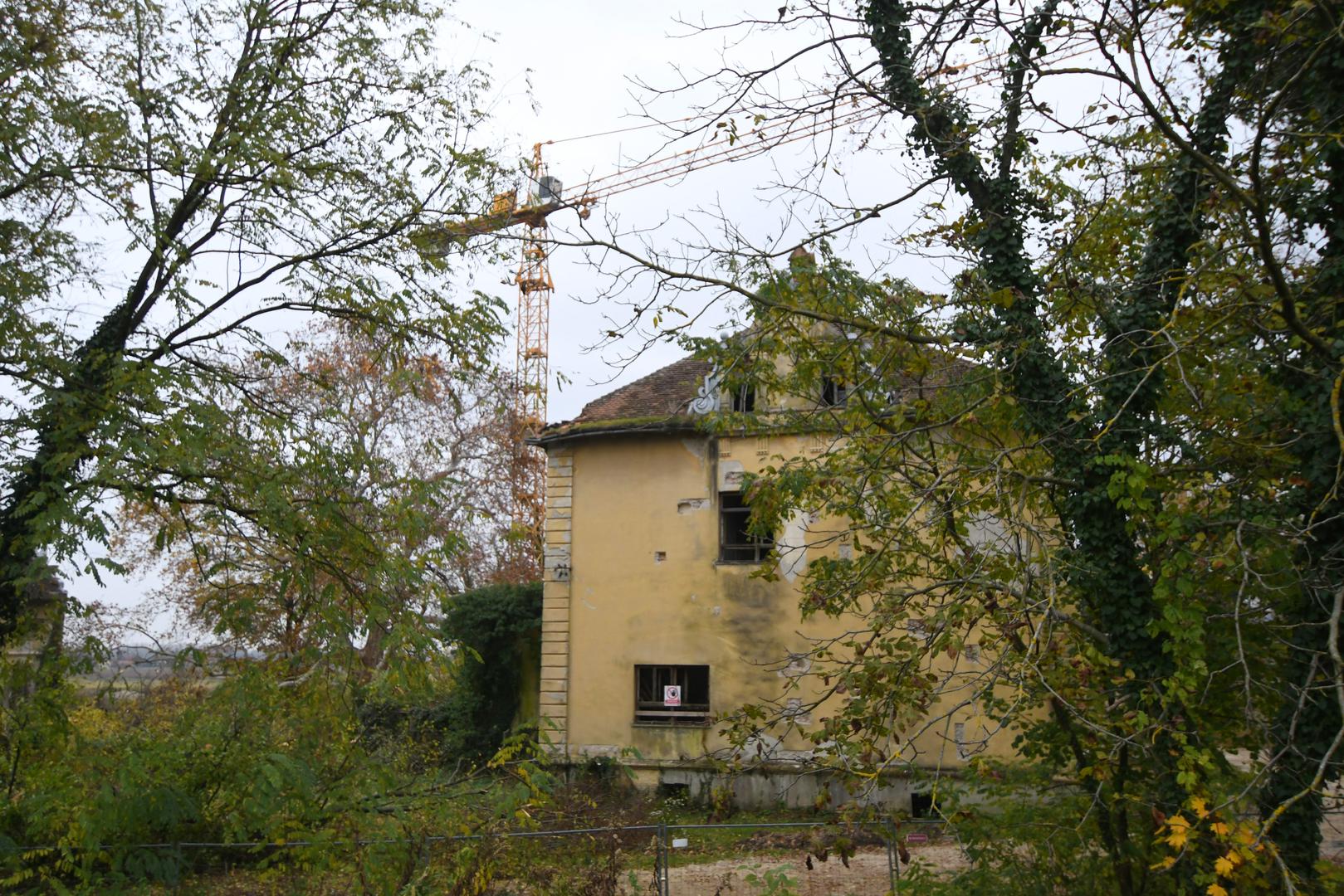 U Registru kulturnih dobara diljem Hrvatske nalazi se više od stotinu dvoraca u 14 županija. Najviše dvoraca izgrađeno je krajem 17. i u 18. stoljeću u Hrvatskom zagorju, po uzoru na srednjoeuropska, uglavnom austrijska zdanja "versailleskog tipa".