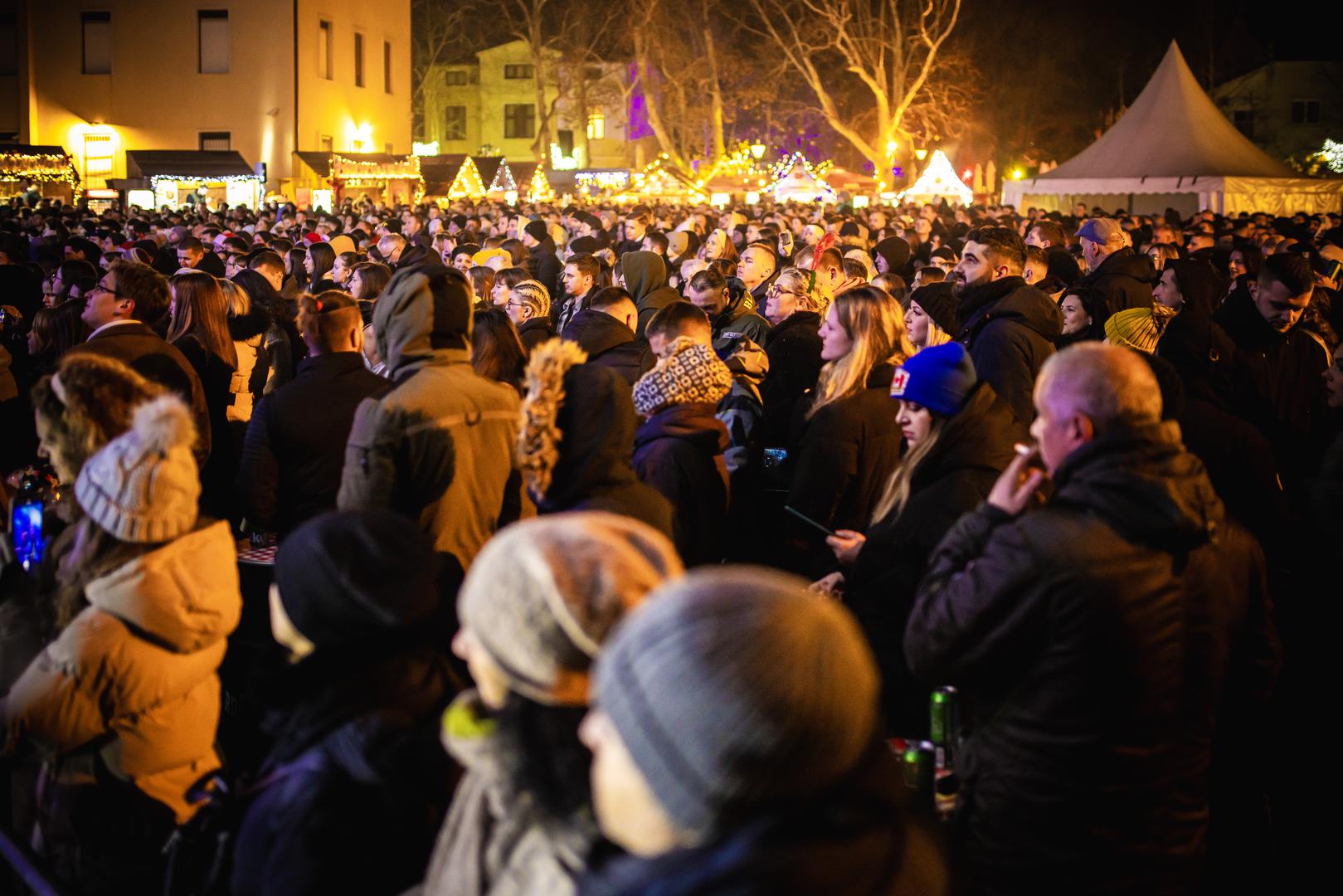 Od prvog do posljednjeg trenutka ‘Prljavci’ su držali atmosferu užarenom, a kako je i tijekom koncerta kazao i sam Mladen Bodalec, u slavljeničkoj noći 1. siječnja, izvodeći hit za hitom, probudili su Mostar.