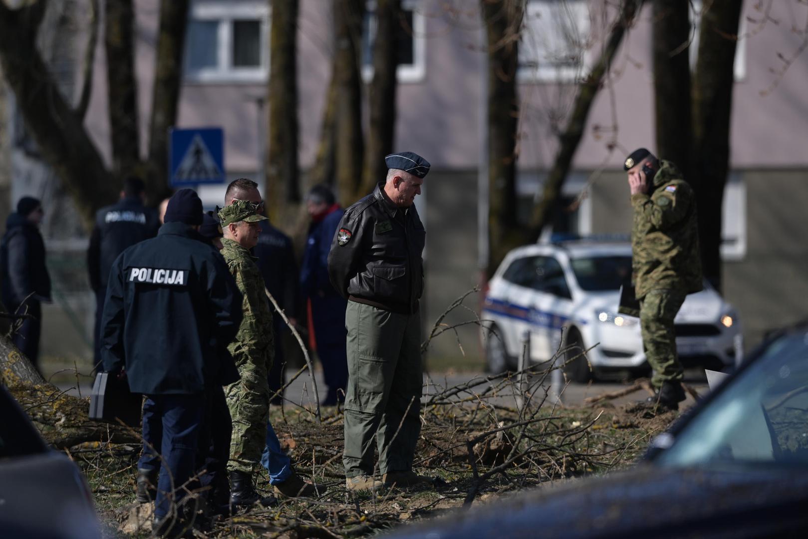 11.03.2022., Zagreb - Policija provodi ocevid nakon pada objekta iz zraka na Jaraunu, a policija je potvrdila da je pronadjen krater te dva padobrana. Policijski sluzbenici osigurali su uzu i siru zonu mjesta dogadjaja gdje se obavlja ocevid uz sudjelovanje svih nadleznih sluzbi. Photo: Igor Soban/PIXSELL