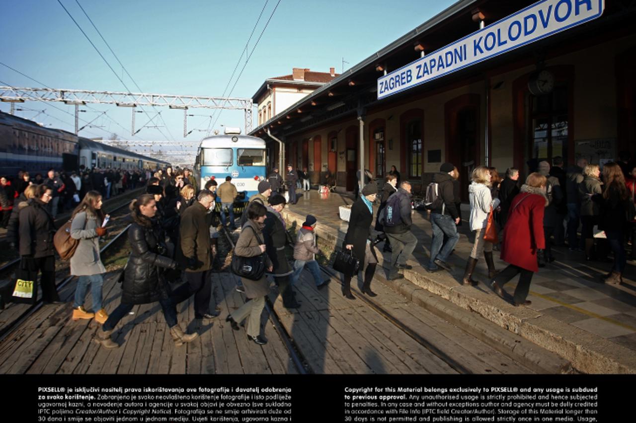 '04.03.2013., Zagreb - Novi radni tjedan zapoceo je guzvom na Zapadnom kolodvoru zbog nove regulacije zeljezickog prometa povodom radova na postavljanja nove signaizacije na Glavnom kolodvoru. Od zapa