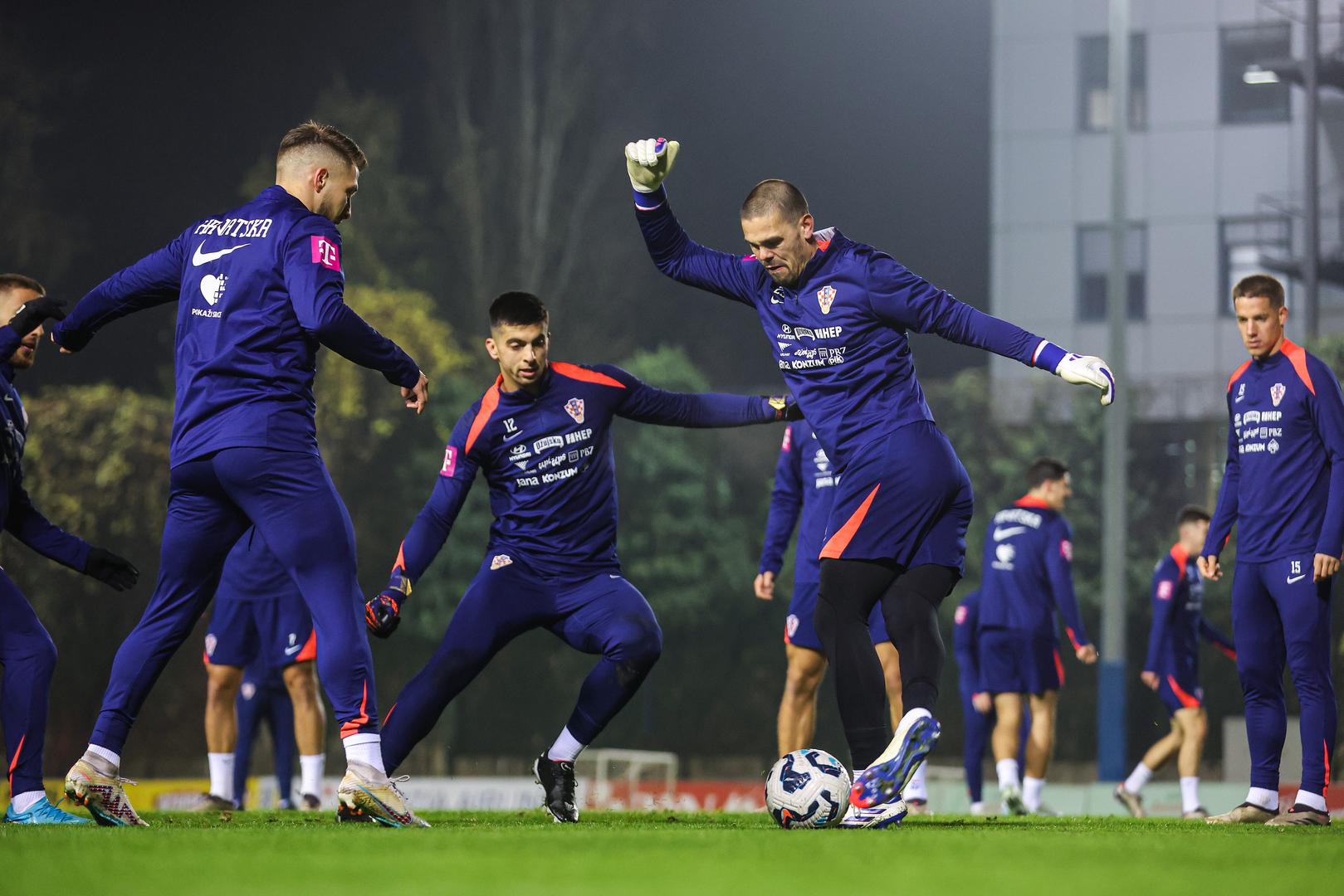 Vatreni trenutačno drže drugo mjesto u skupini sa sedam bodova, tri manje od vodećeg Portugala i tri više od trećeplasirane Poljske. Škotska je na začelju s jednim bodom.