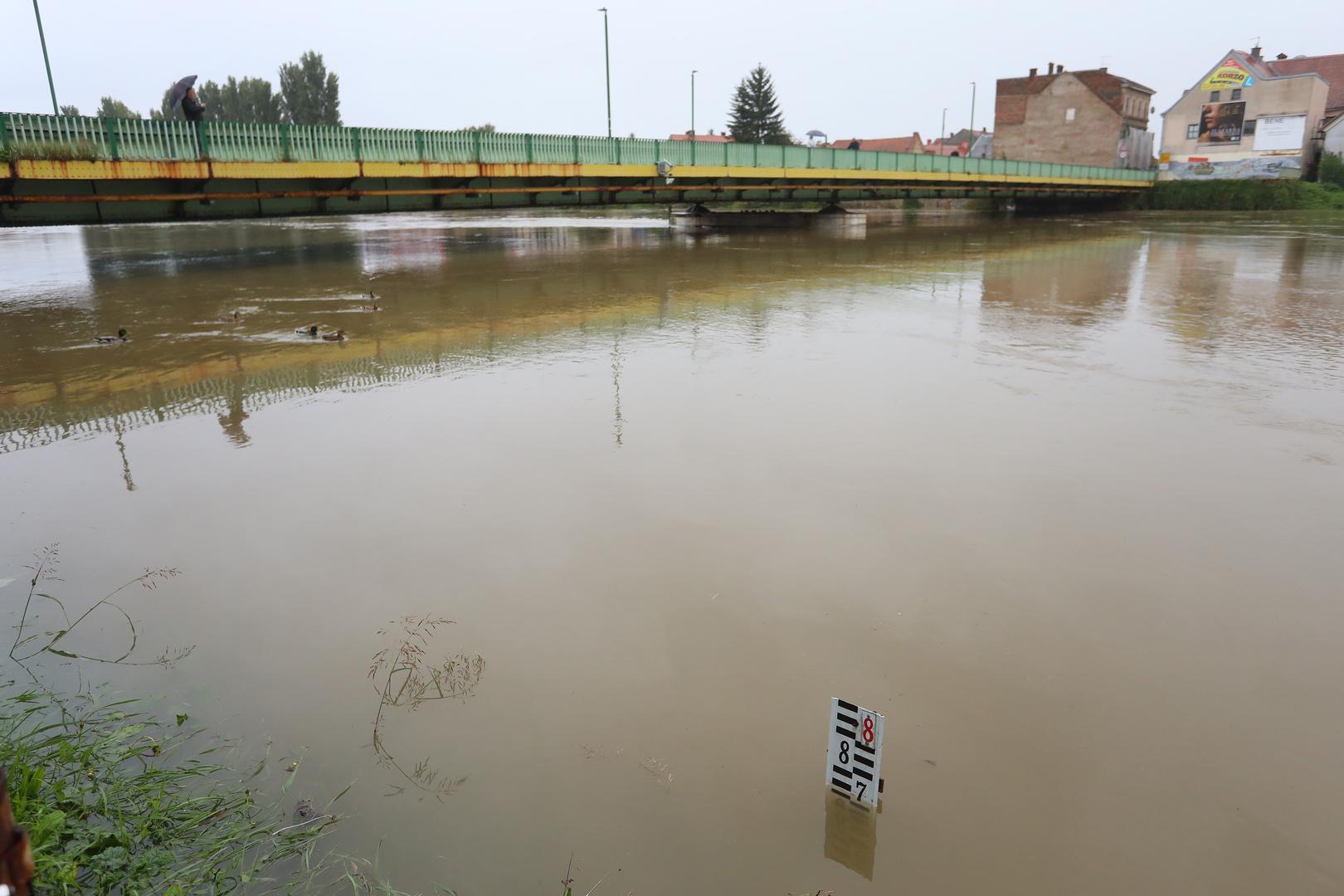 04.10.2024., Karlovac - Zbog visokog vodostaja rijeke Kupe koji je u 9 sati bio na 768 cm proglasene su izvanredne mjere od poplava.  Photo: Kristina Stedul Fabac/PIXSELL