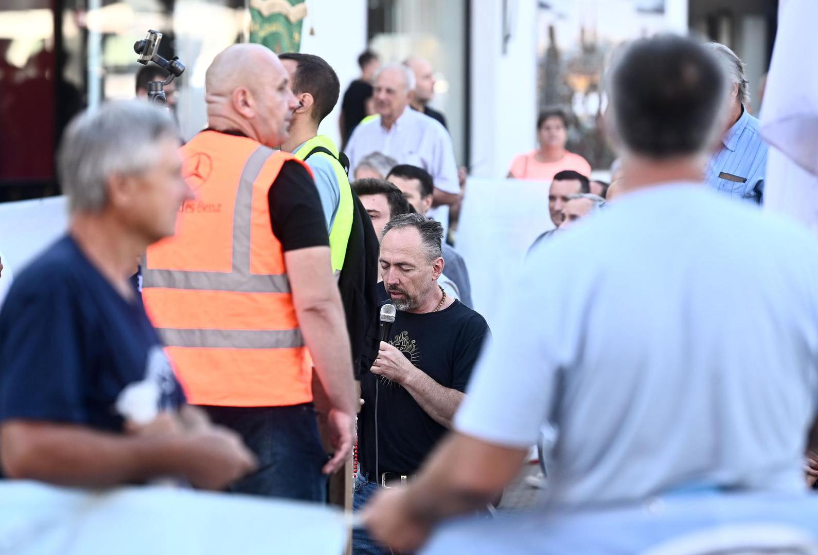 Nerijetko je dolazilo i do verbalnih incidenata pa stoga ne čudi da je skupinu molitelja ogradila interventna policija i jutros, iako na drugoj strani nisu zabilježeni veći prosvjedi. Tiha misa ove subote je u Vukovaru i Osijeku.