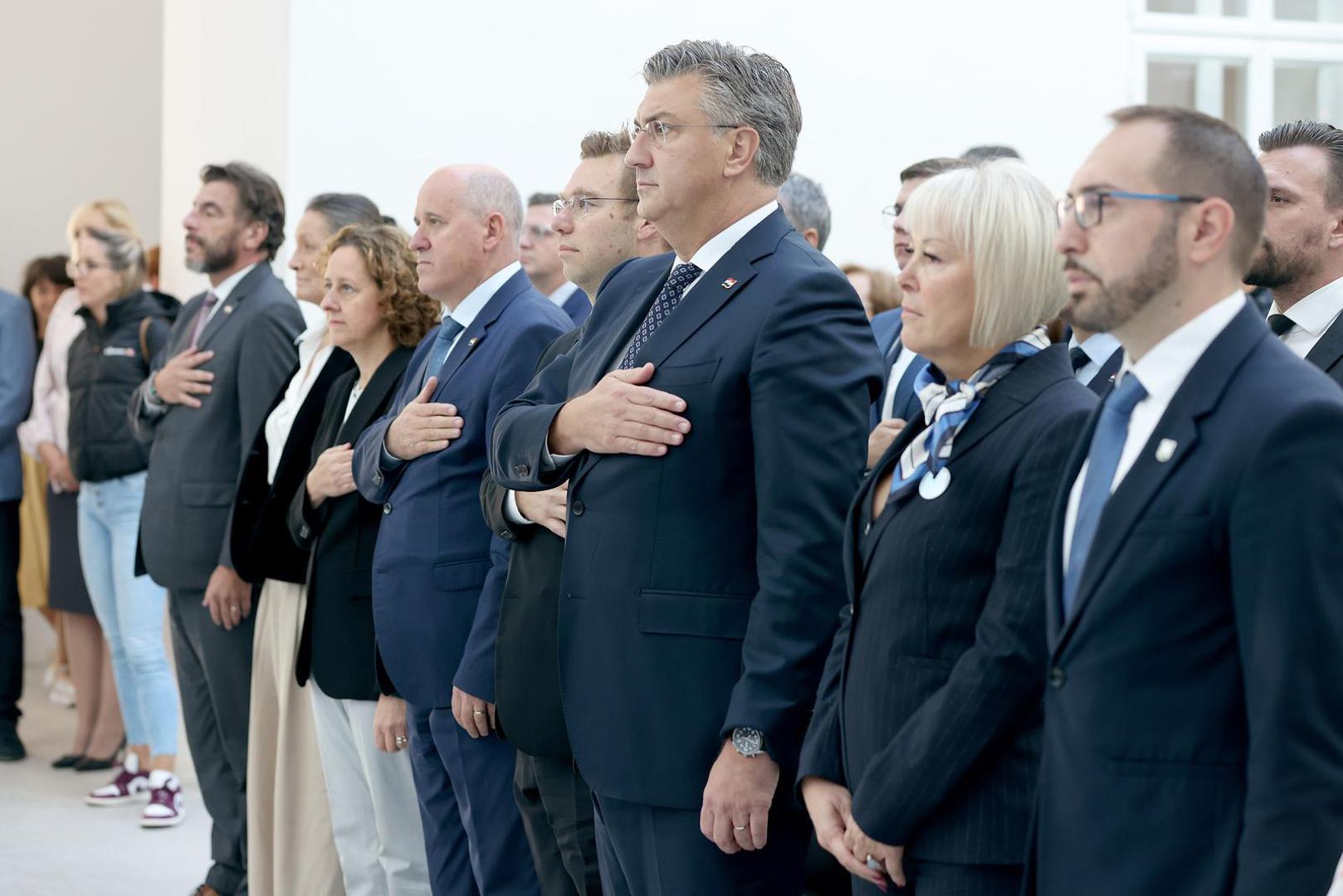 Trajat će duže, ali ono što nam je bitno ostat će trajno i ostat će sigurno, kazao je i dodao: I ta ključna, mogu reći, stručno-politička procjena na temelju podloga koje su nam dali eksperti  je jako važna da razumijemo cijeli ovaj proces i dalekosežnost ovih ulaganja koje su itekako važne za Zagrepčane i grad Zagreb. 