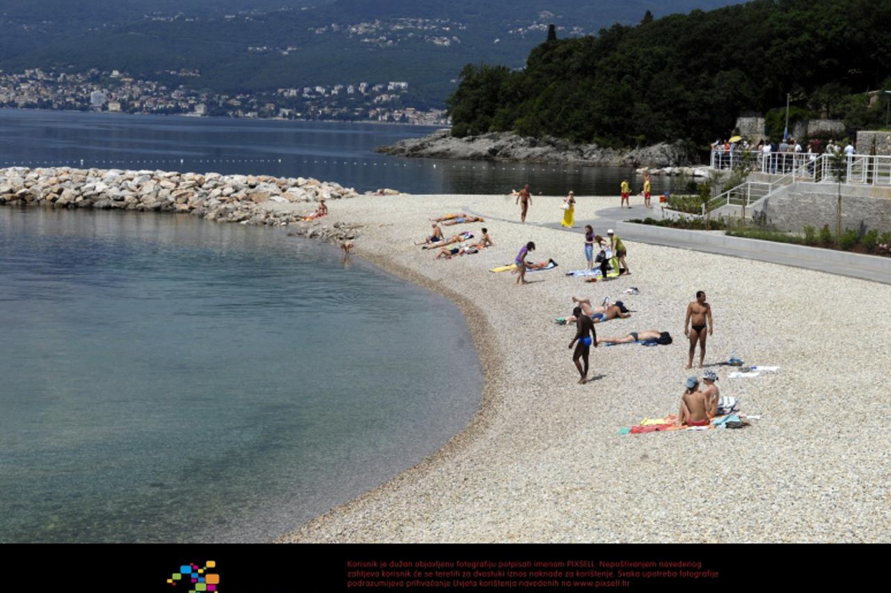 '01.06.2011., Rijeka - Na plazama Ploce i Kostanj na podrucju Kantride svecano su podignute plave zastave, sto je znak kvalitete mora i plaze.  Photo: Goran Kovacic/PIXSELL'