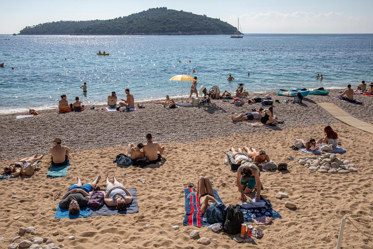 Dubrovnik: Iako je sredina listopada plaže i Stradun puni su posjetitelja