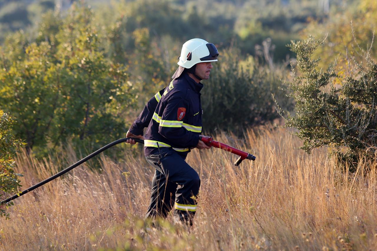Šibenik: Vatrogasci gase požar koji je izbio na nepristupačnom terenu na Benkovačkoj cesti
