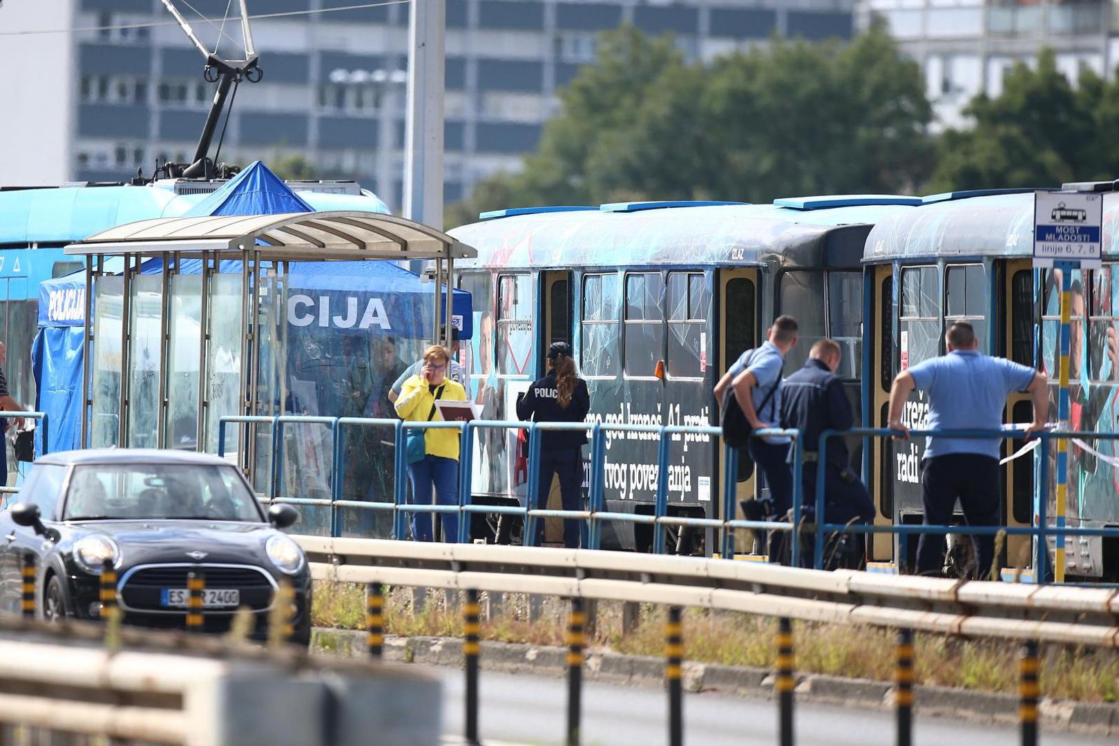 18.09.2021., Zagreb - U ZET-ovom tramvaju na mostu Mladosti pronadjeno bezivotno tijelo muskarca, ocevid u tijeku.

Photo: Matija Habljak/PIXSELL