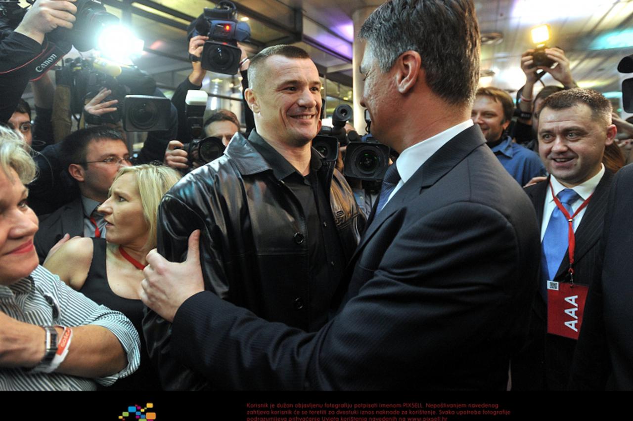 \'04.12.2011., Avenija Dubrovnik 17, Zagreb - Zoran Milanovic stigao u izborni stozer Kukuriku koalicije u  Muzeju suvremene umjetnosti proslaviti pobjedu na parlamentarnim izborima.   Photo: Goran St