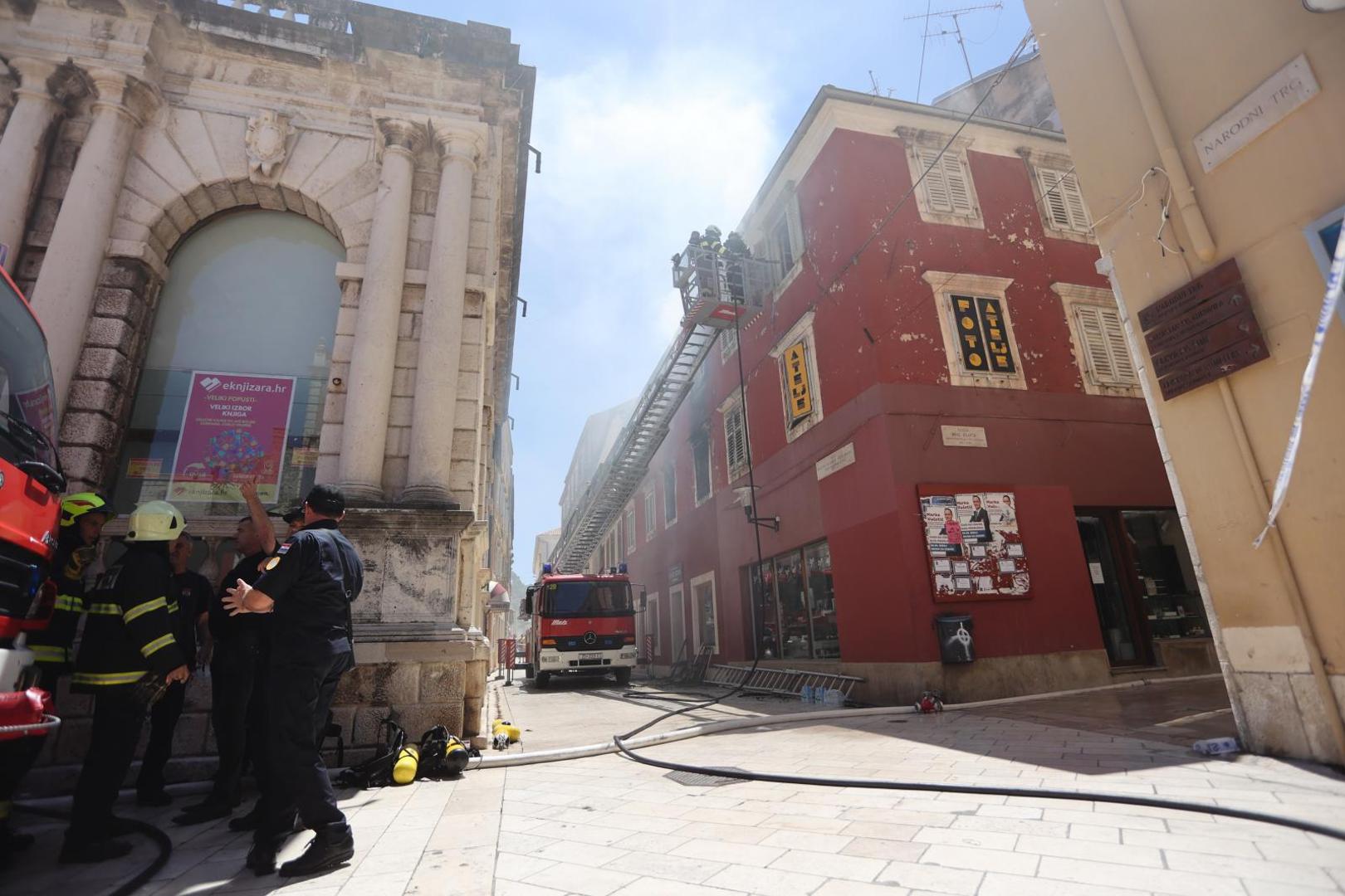 15.06.2021.Zadar- U centru Zadra izbio je pozar u stanu na drugom katu.Vatrogasci su na terenu
 Photo: Marko Dimic/PIXSELL