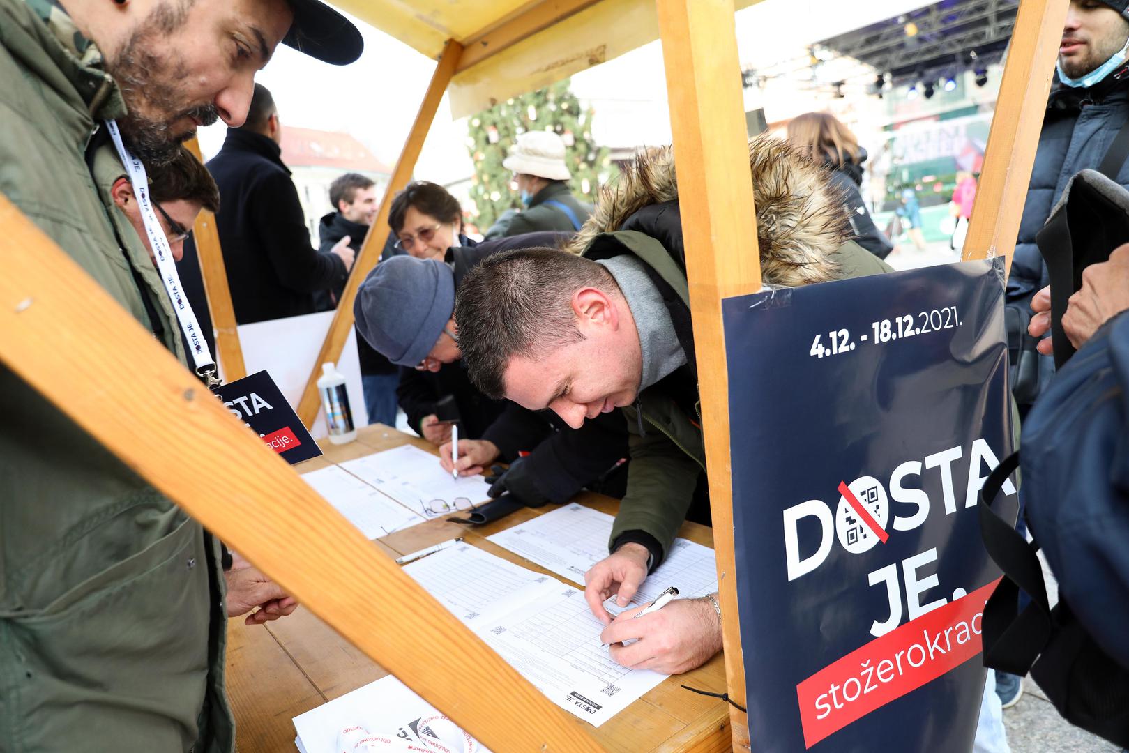 04.12.2021., Zagreb - Krenulo prikupljanje potpisa za raspisivanje referenduma kojim bi se ukinula uporaba covid potvrda. Glavni organizatori za prikaupljanje postpisa je stranka Most. 