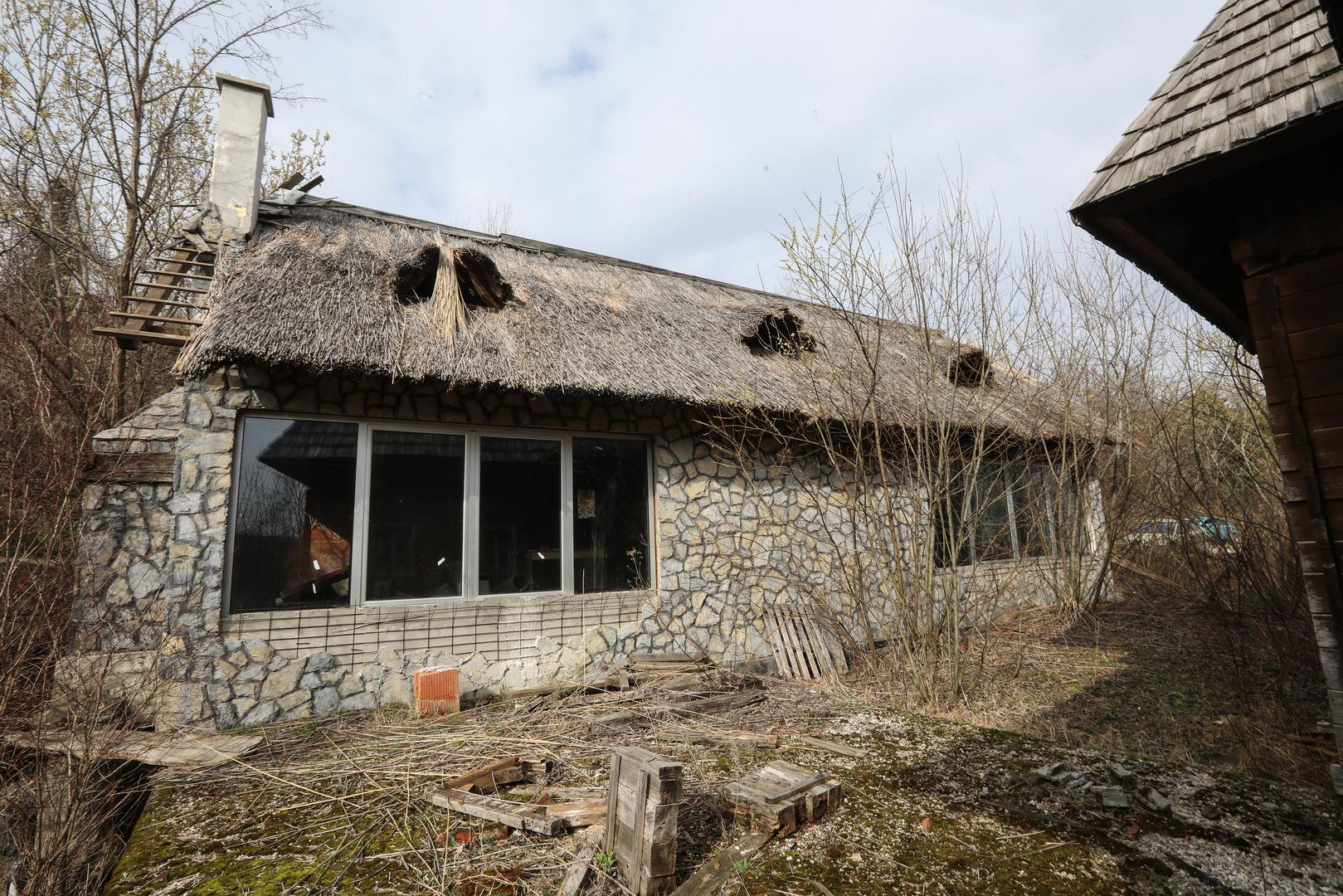 29.02.2024.,Zumberak, Poljanica Okicka -  Kuce za odmor Hrvoja Vojkovica zarasle u korov. U jednoj od kuca nalazi se bazen u izgradnji. Photo: Robert Anic/PIXSELL