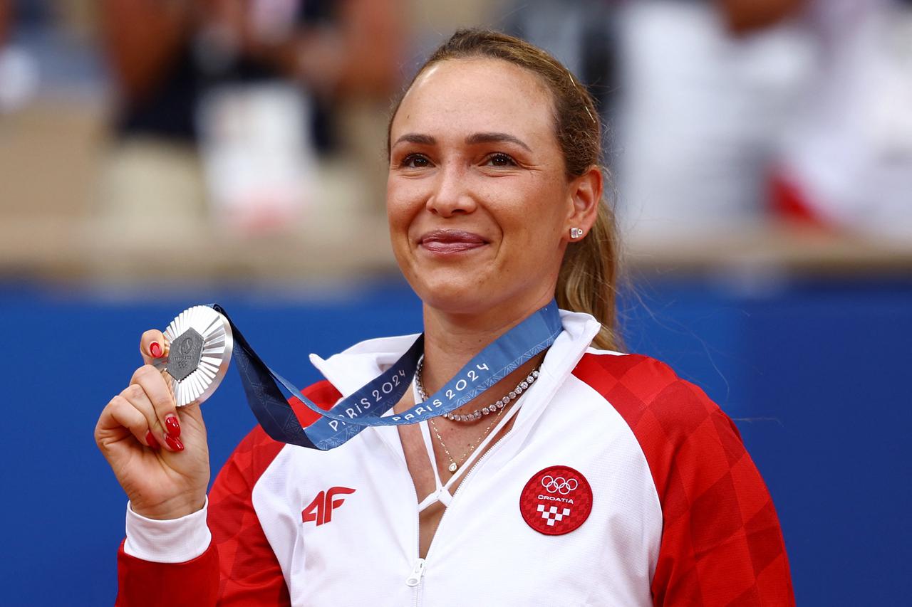 Tennis - Women's Singles Victory Ceremony